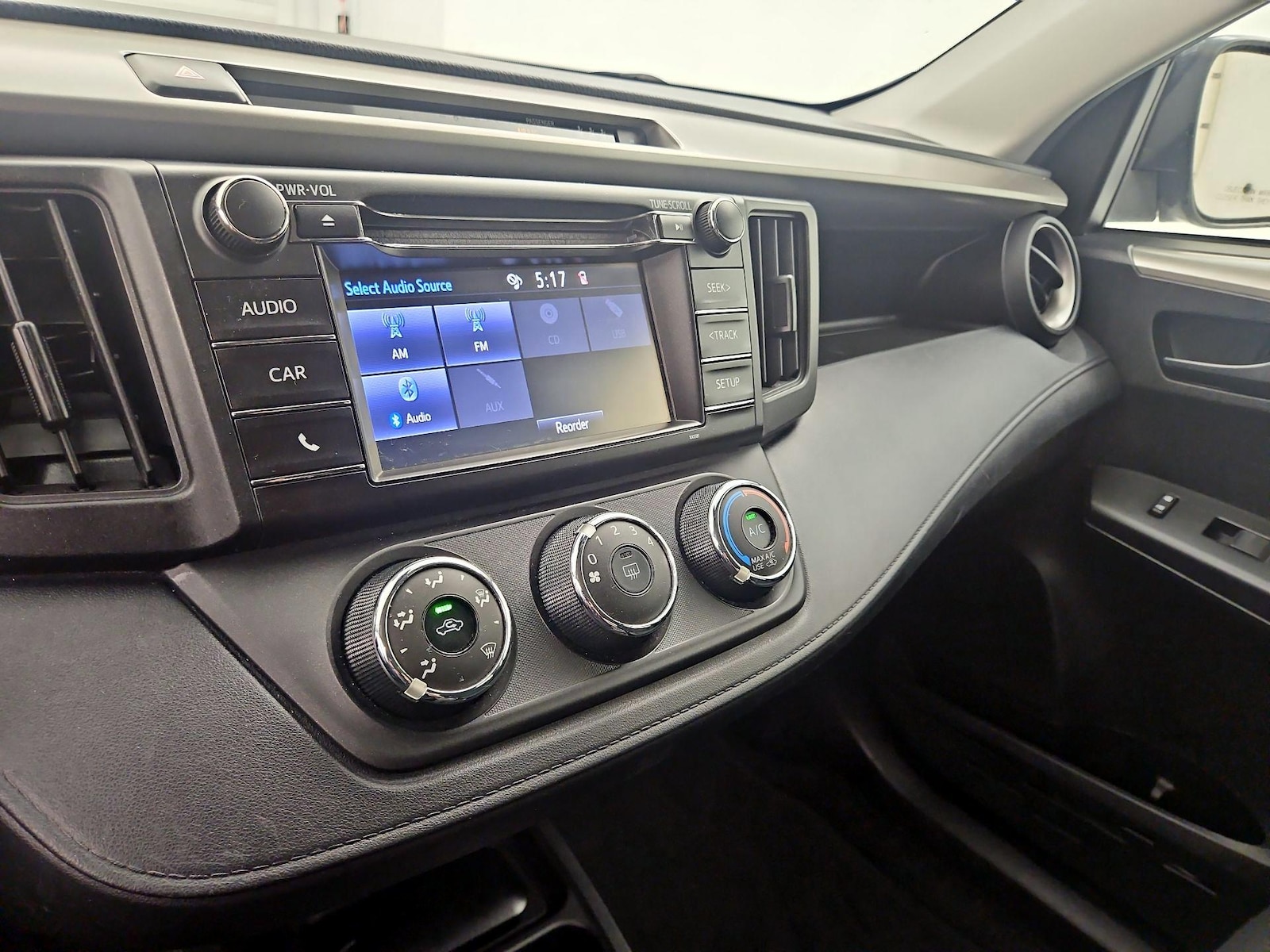 2018 Toyota RAV4 LE - Photo 16