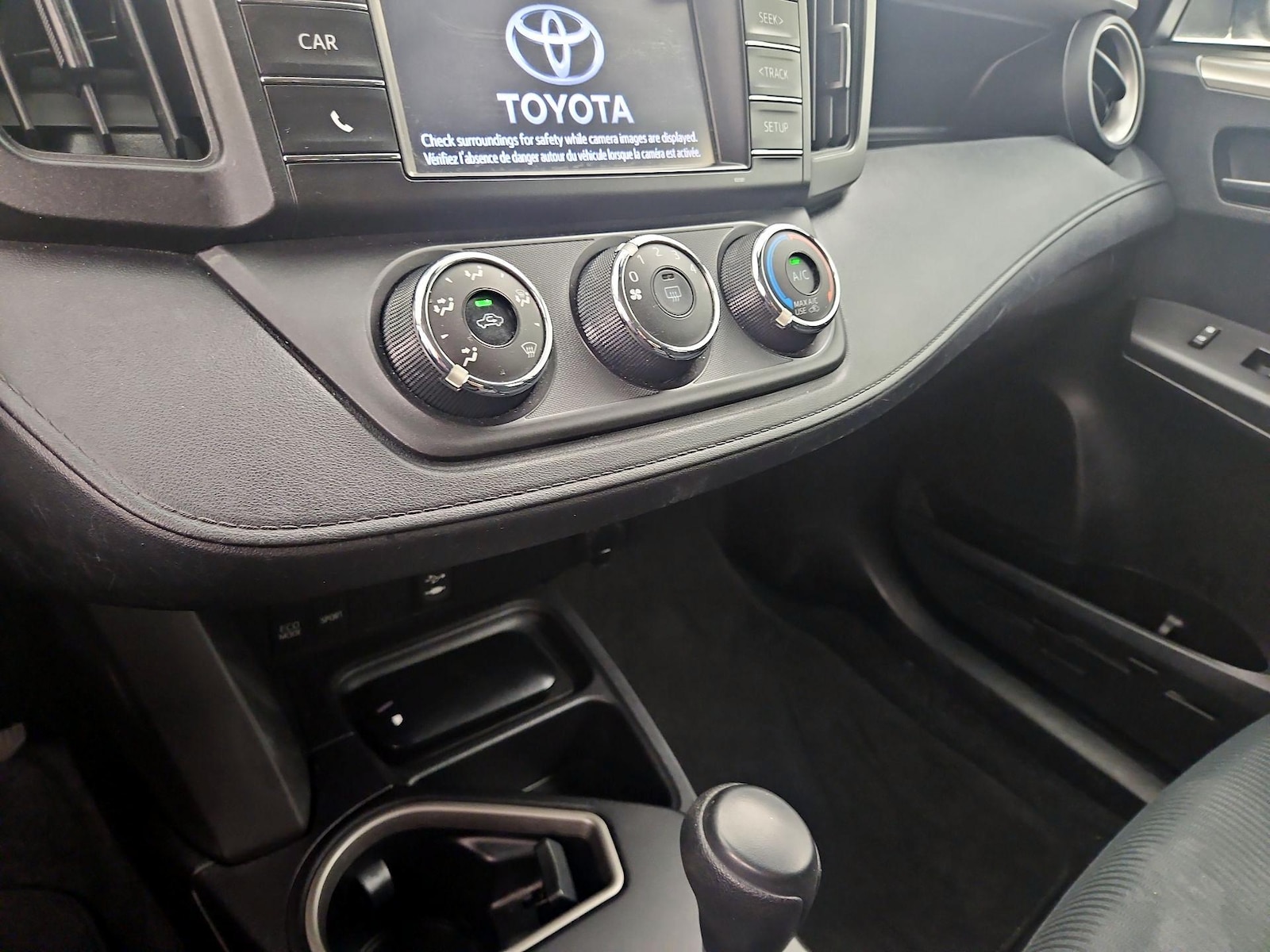 2018 Toyota RAV4 LE - Photo 17