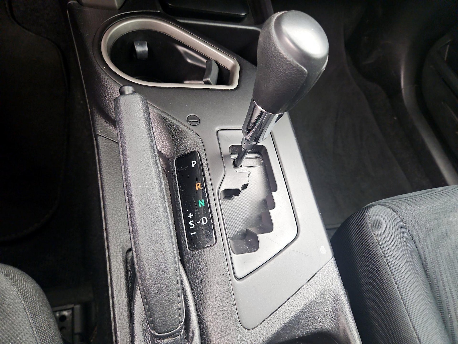2018 Toyota RAV4 LE - Photo 18