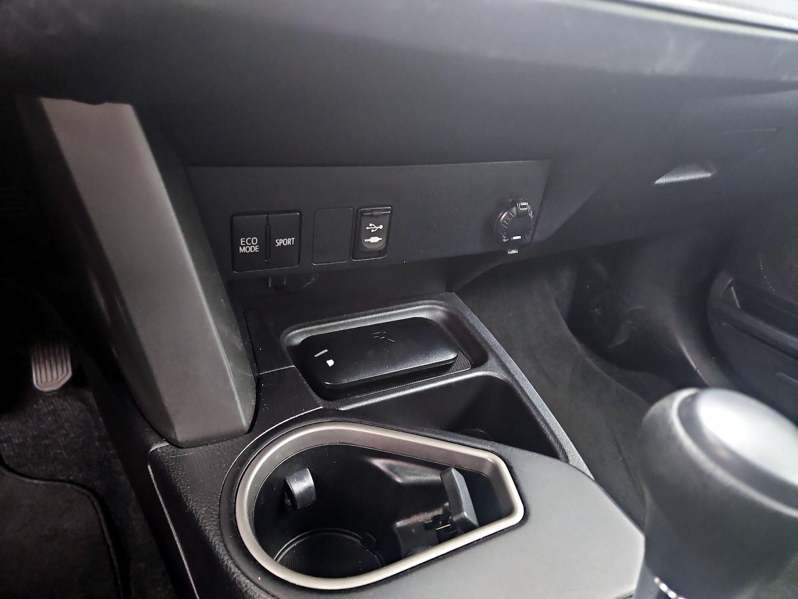 2018 Toyota RAV4 LE - Photo 19