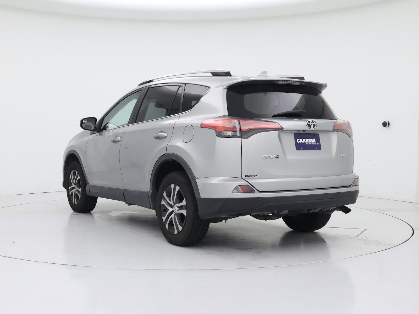 2018 Toyota RAV4 LE - Photo 3