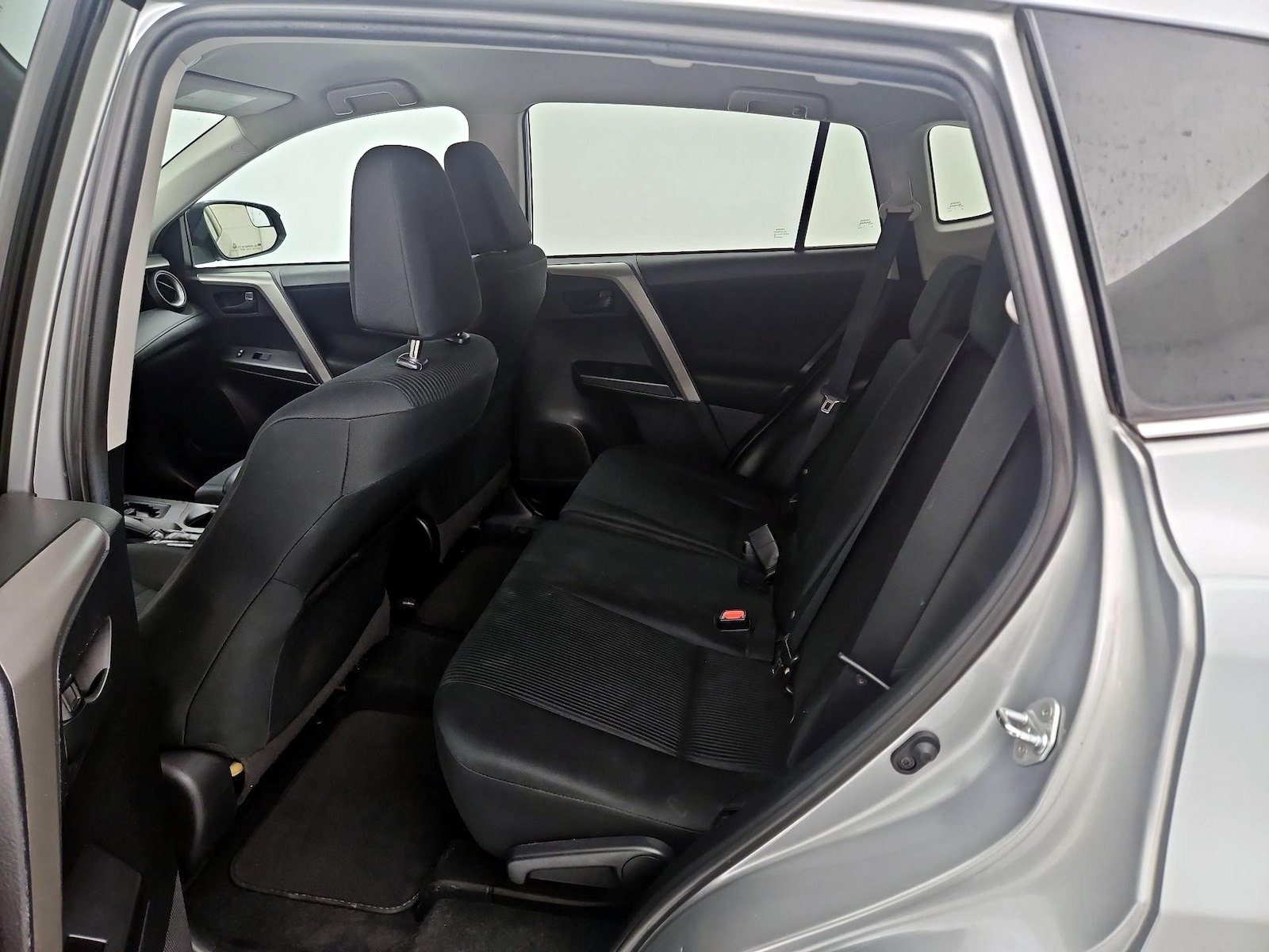 2018 Toyota RAV4 LE - Photo 20