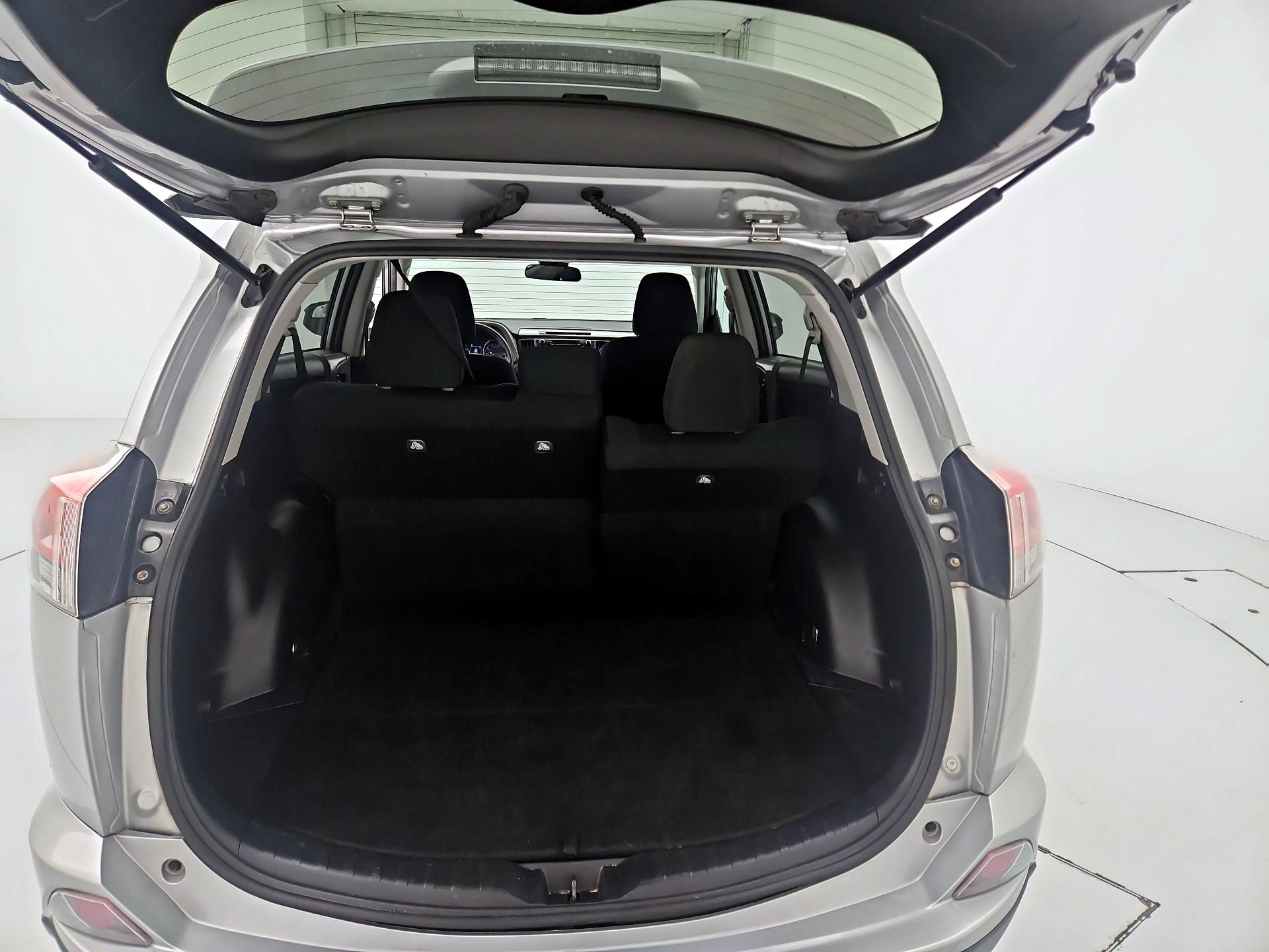 Thumbnail: 2018 Toyota RAV4 - 20