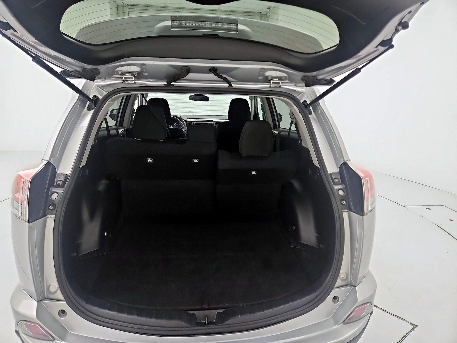 2018 Toyota RAV4 LE - Photo 21