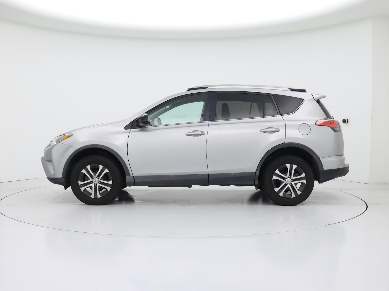 2018 Toyota RAV4 LE - Photo 4