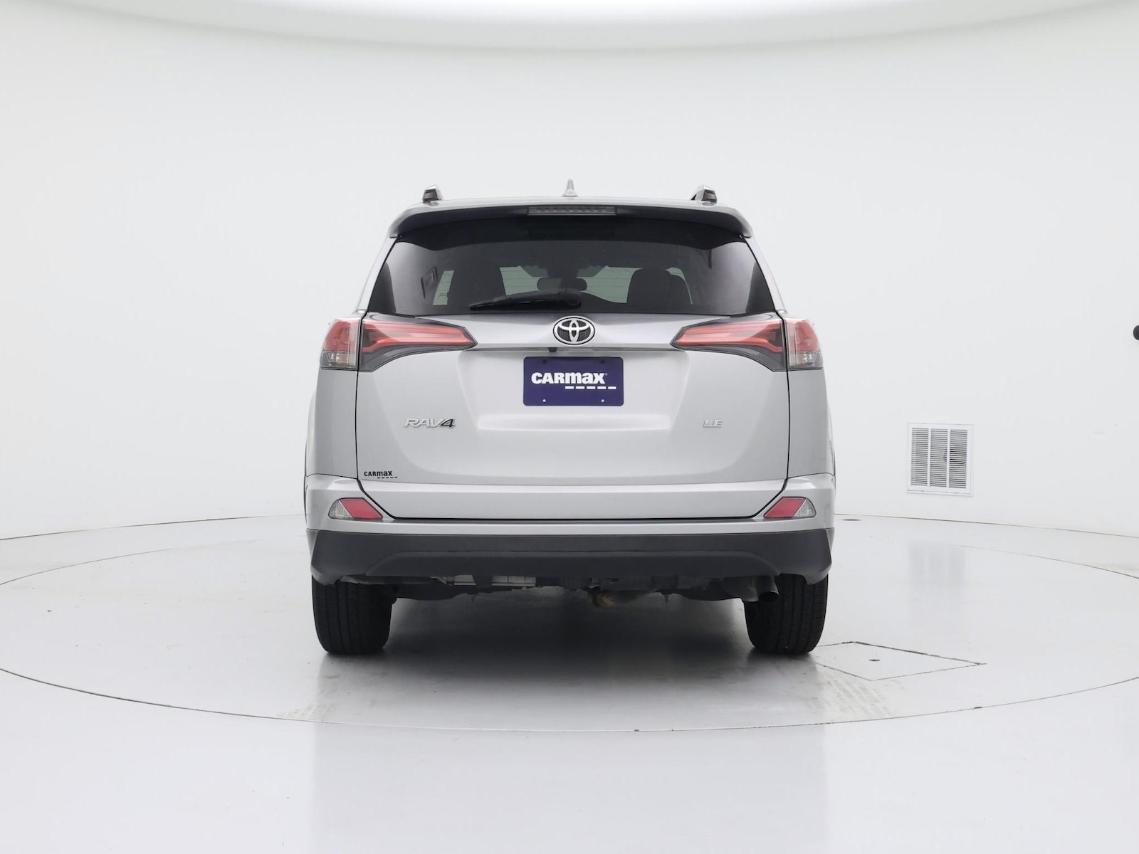 2018 Toyota RAV4 LE - Photo 7