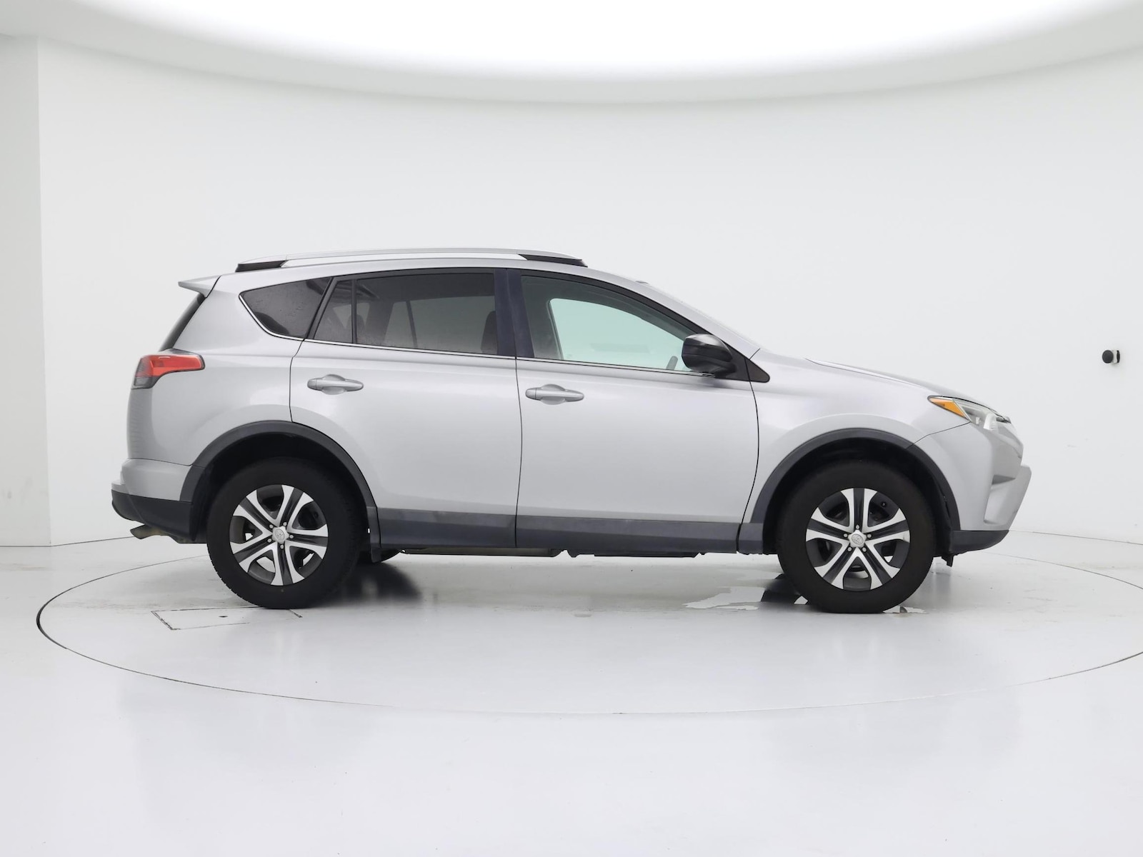 2018 Toyota RAV4 LE - Photo 8