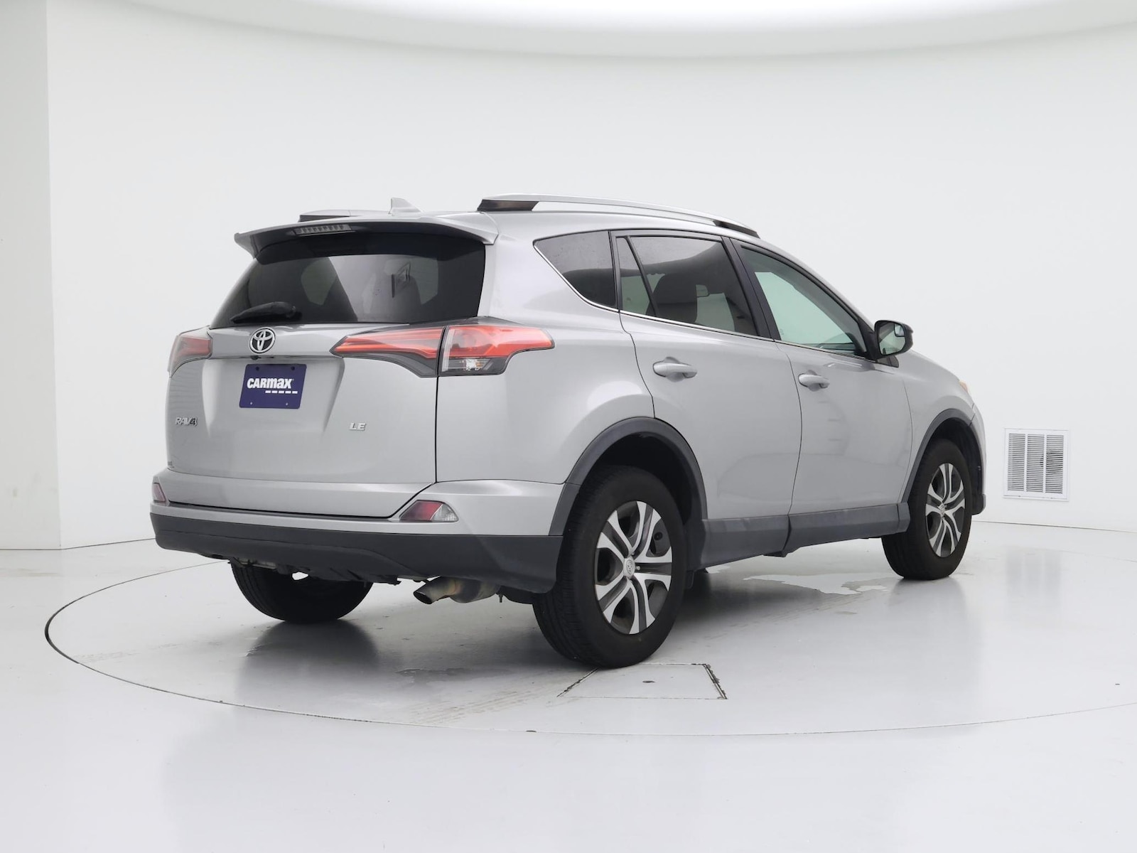 2018 Toyota RAV4 LE - Photo 9