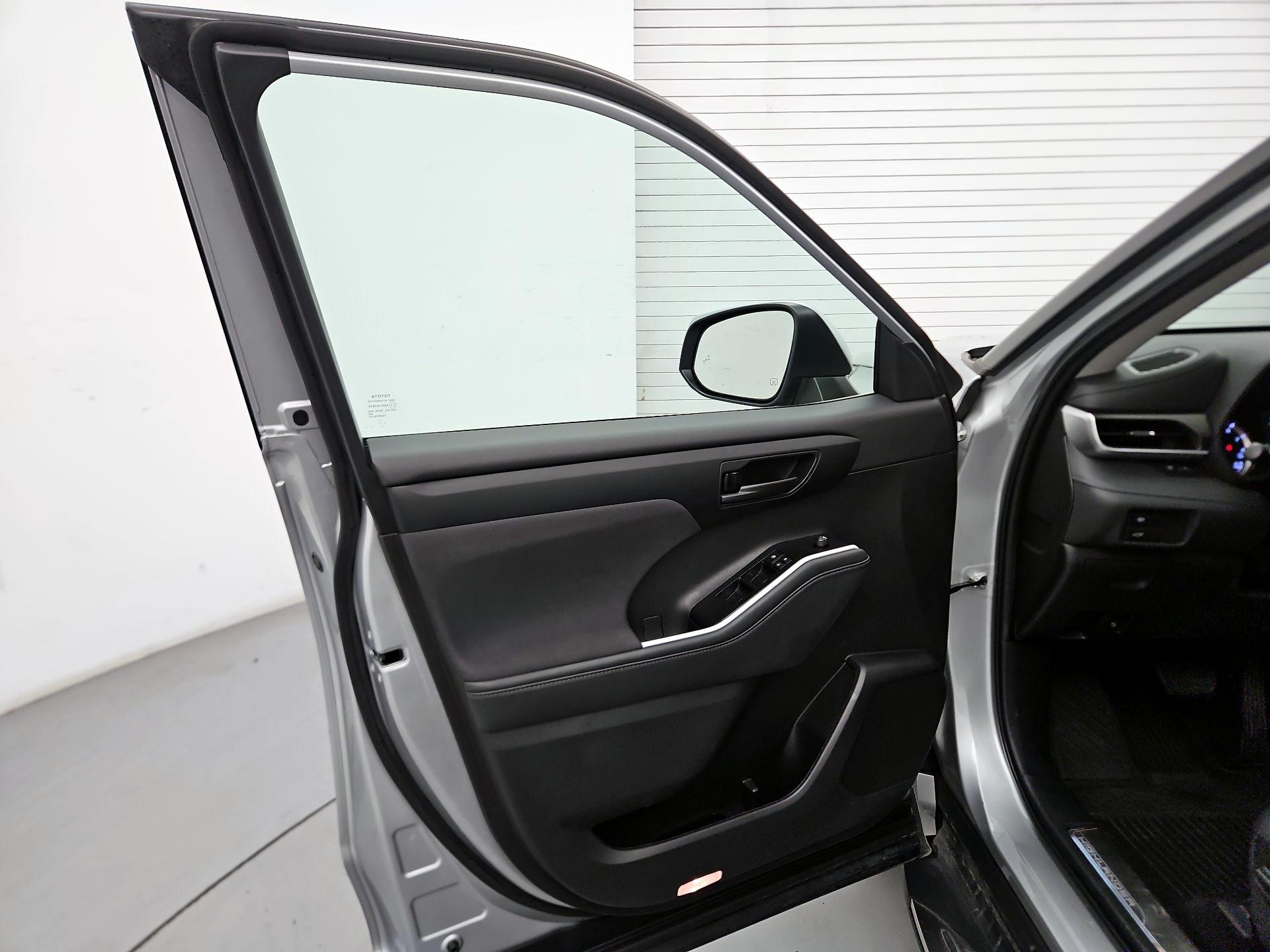 Thumbnail: 2022 Toyota Highlander - 12