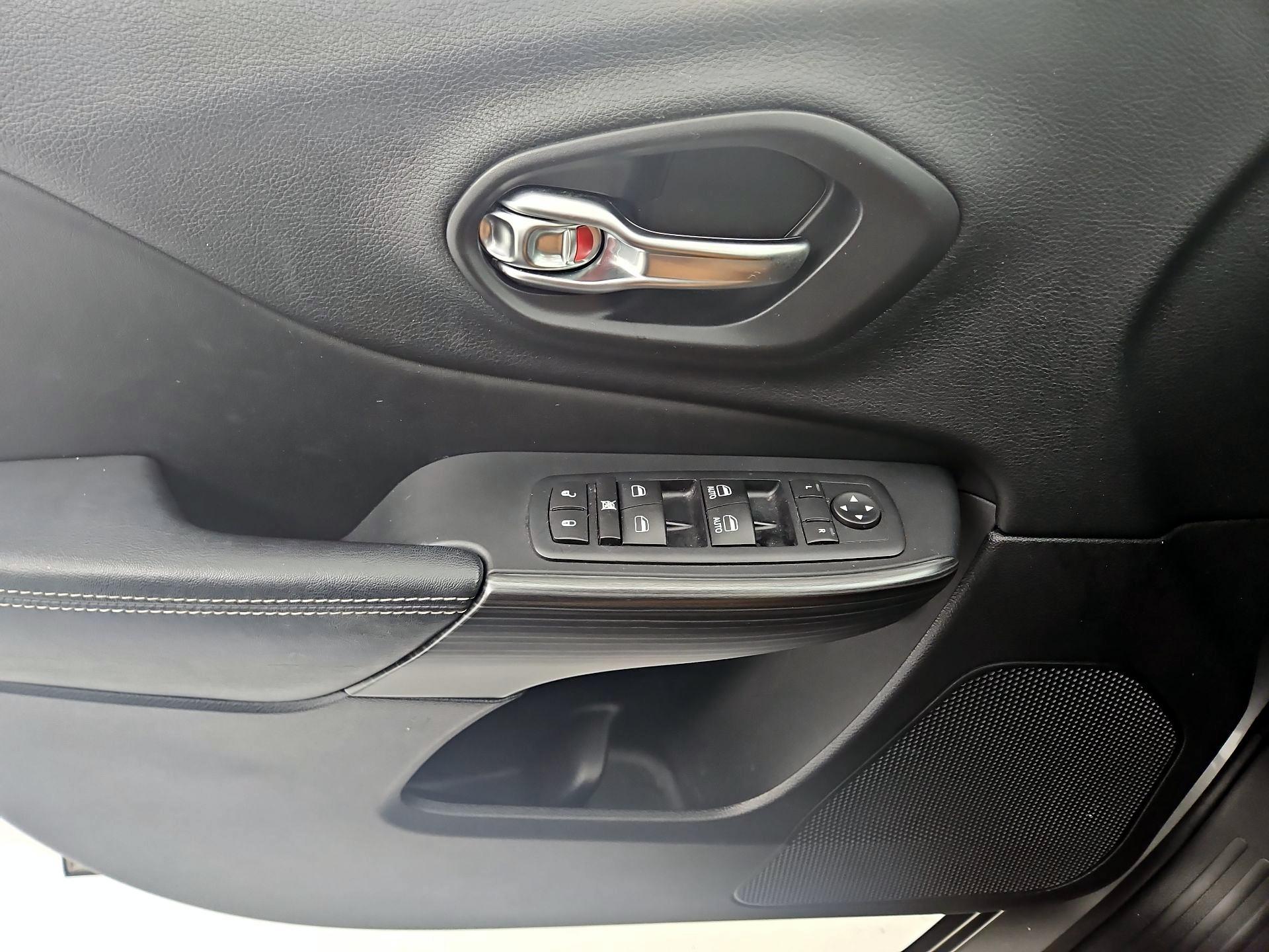 Thumbnail: 2017 Jeep Cherokee - 12