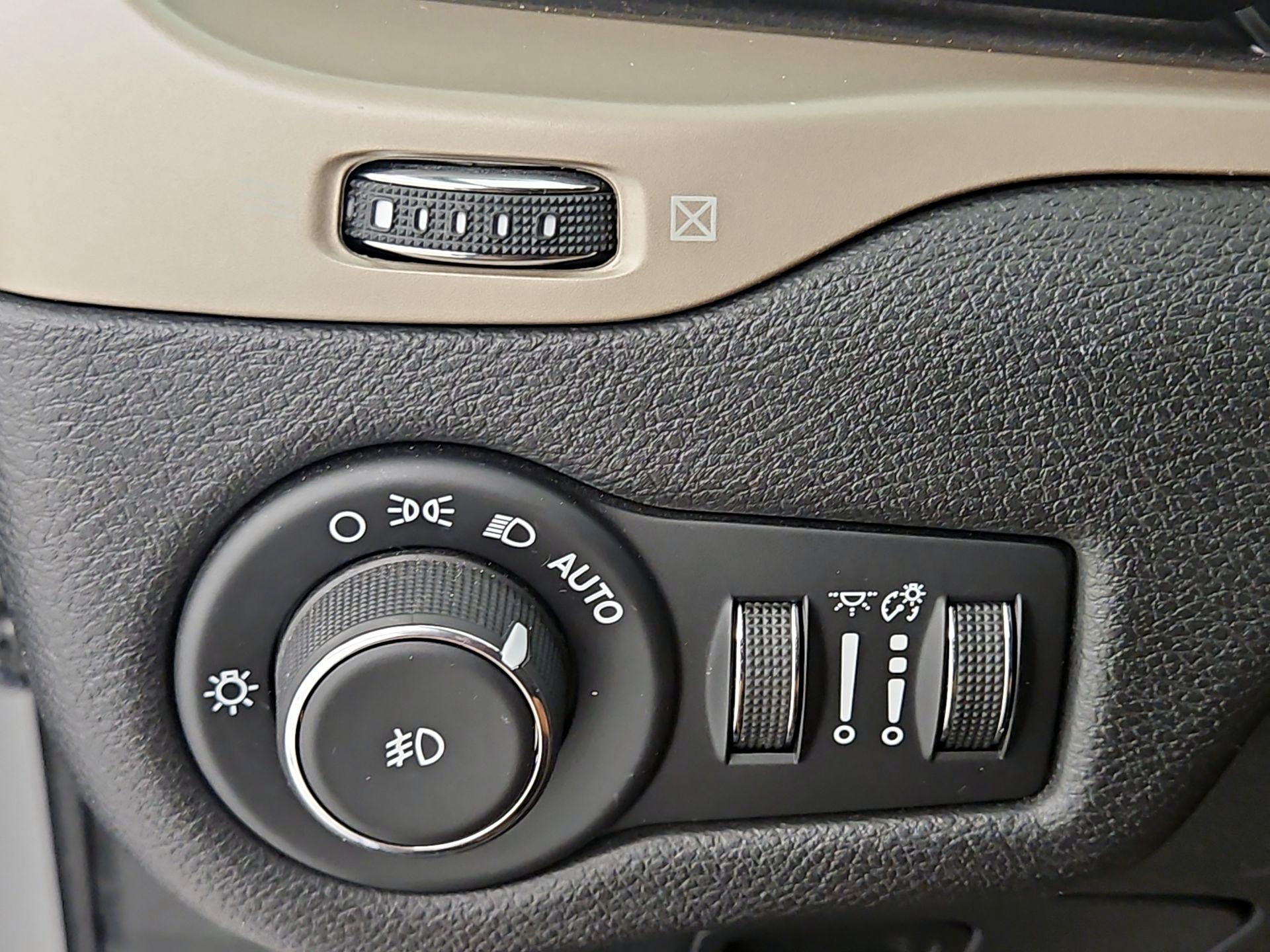 Thumbnail: 2017 Jeep Cherokee - 13