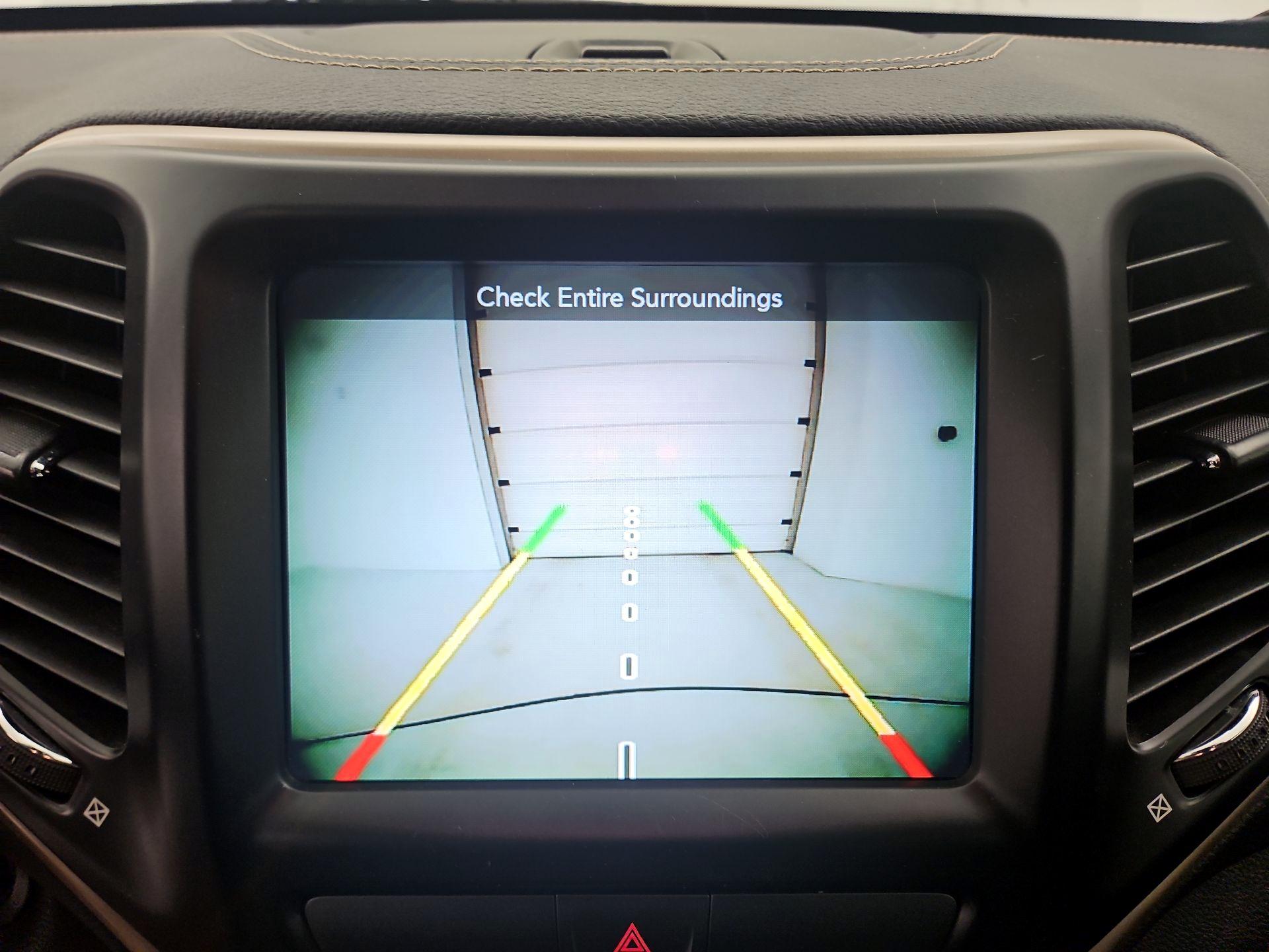 Thumbnail: 2017 Jeep Cherokee - 14