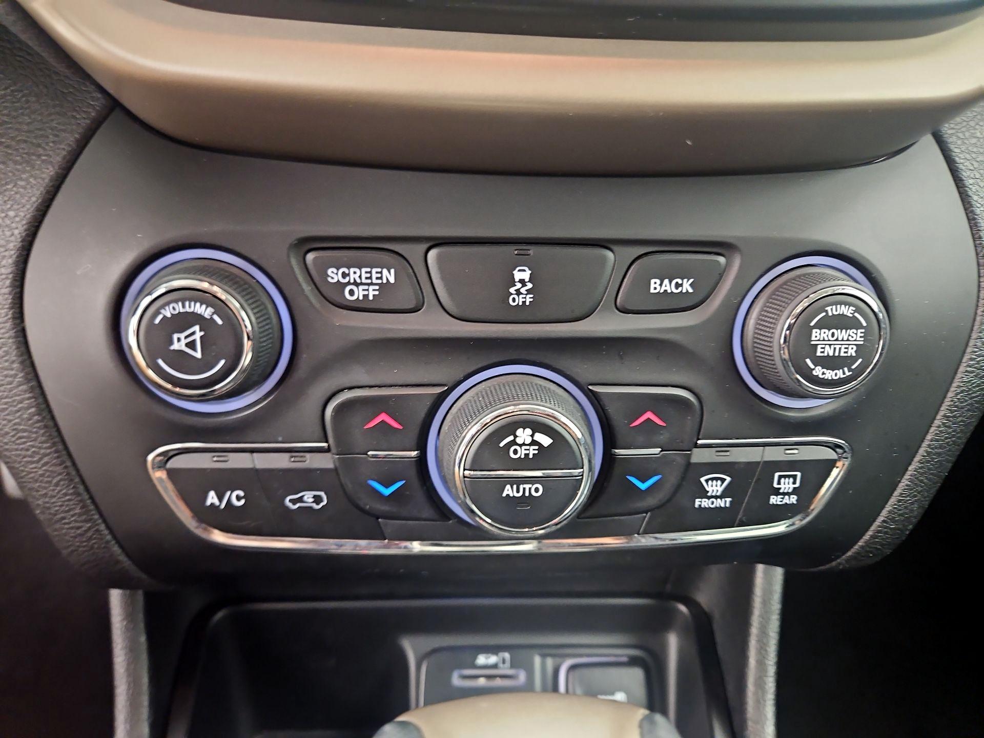 Thumbnail: 2017 Jeep Cherokee - 16