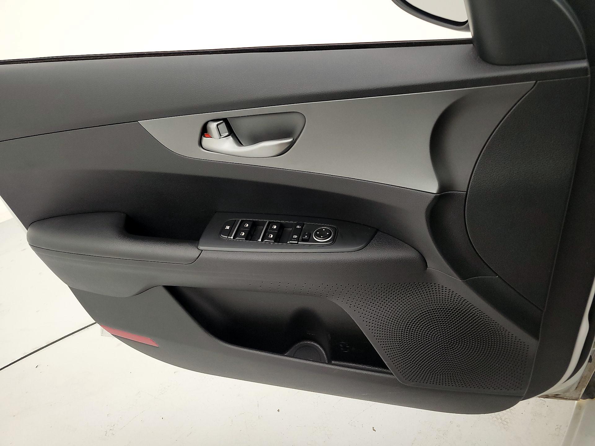 Thumbnail: 2019 Kia Forte - 12