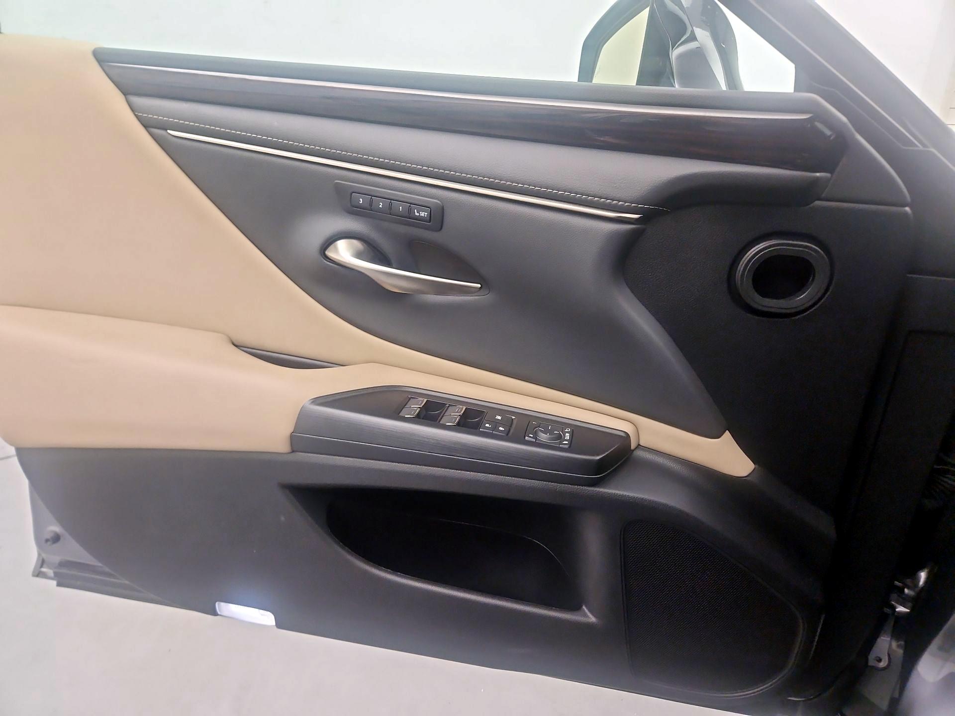 Thumbnail: 2021 Lexus ES - 12