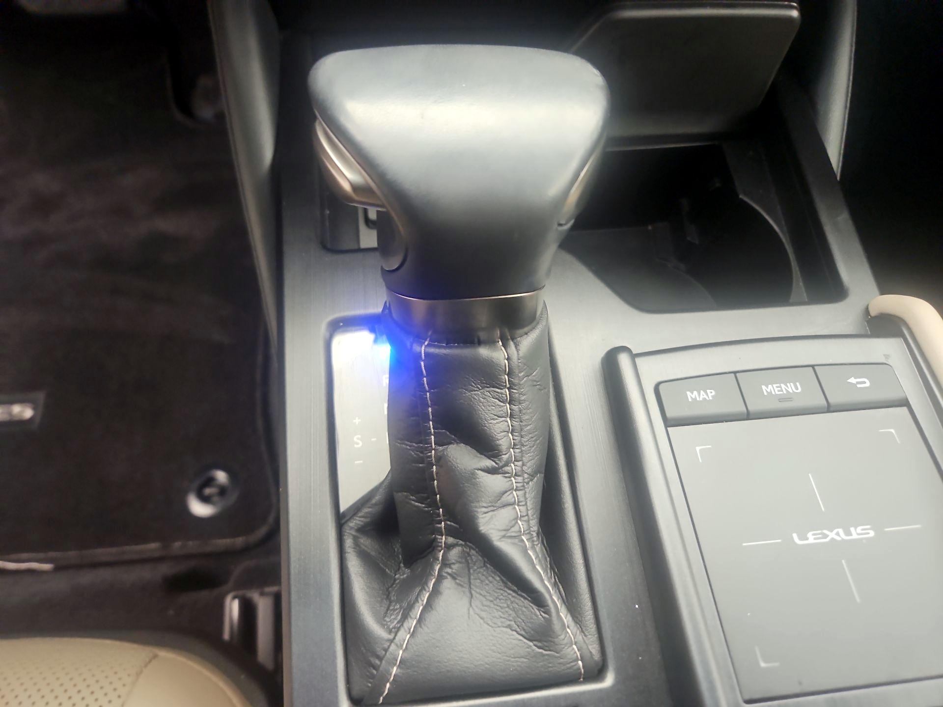 Thumbnail: 2021 Lexus ES - 17