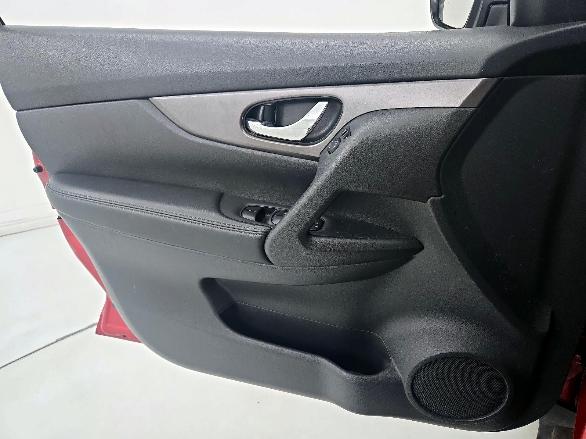 Thumbnail: 2015 Nissan Rogue - 12