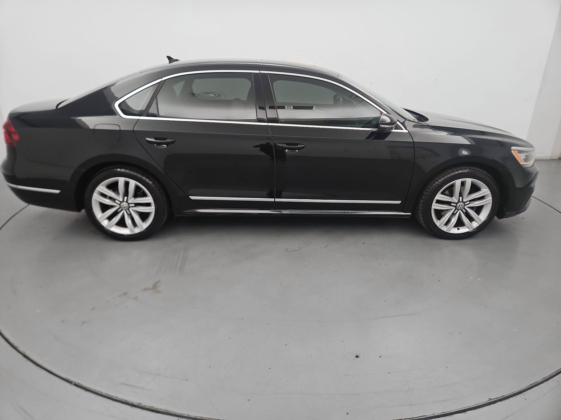 Thumbnail: 2017 Volkswagen Passat - 4