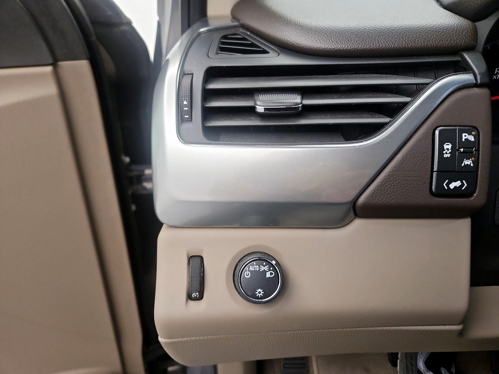 2017 Chevrolet Tahoe LT - Photo 12