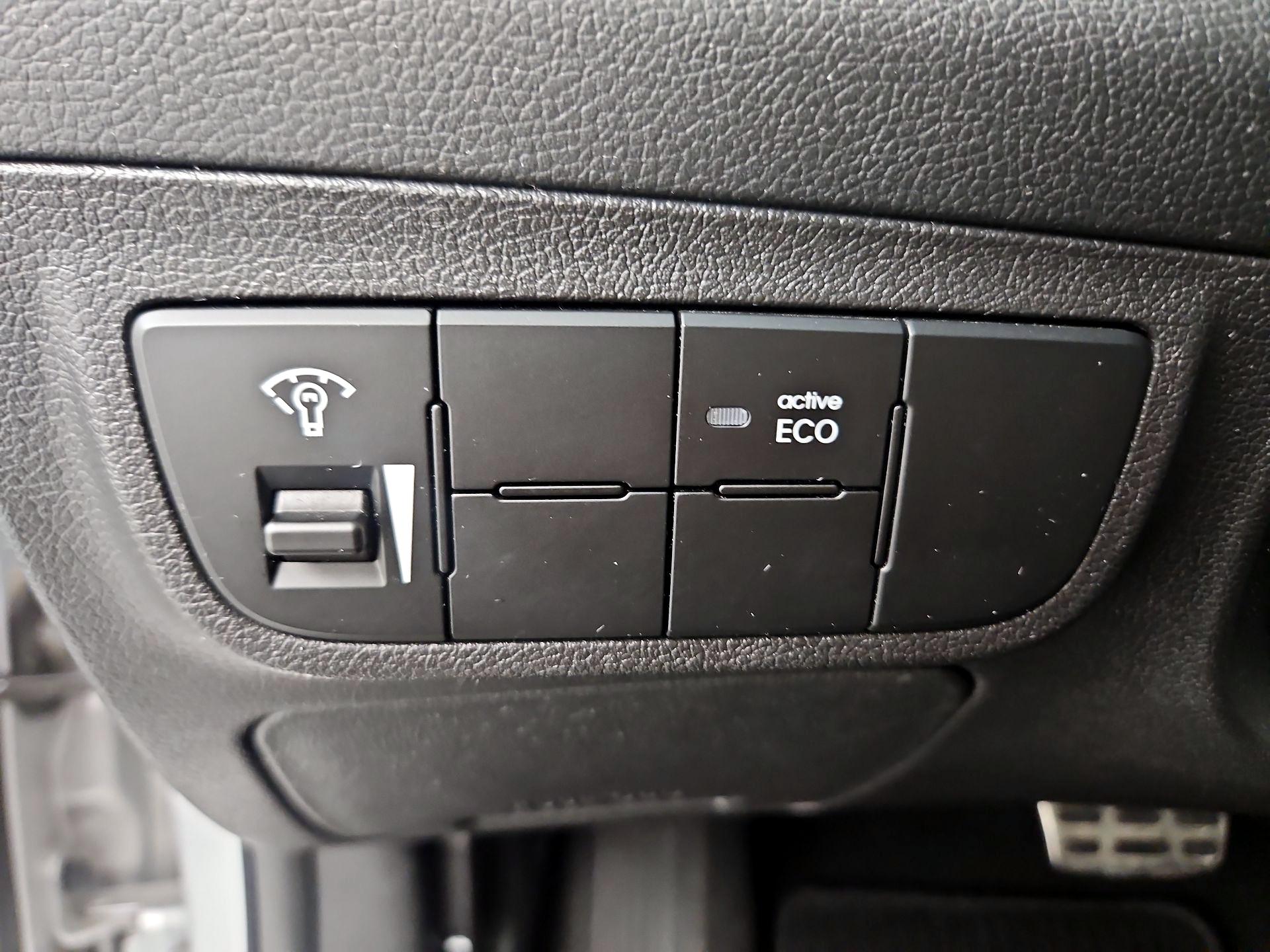Thumbnail: 2016 Hyundai Veloster - 13