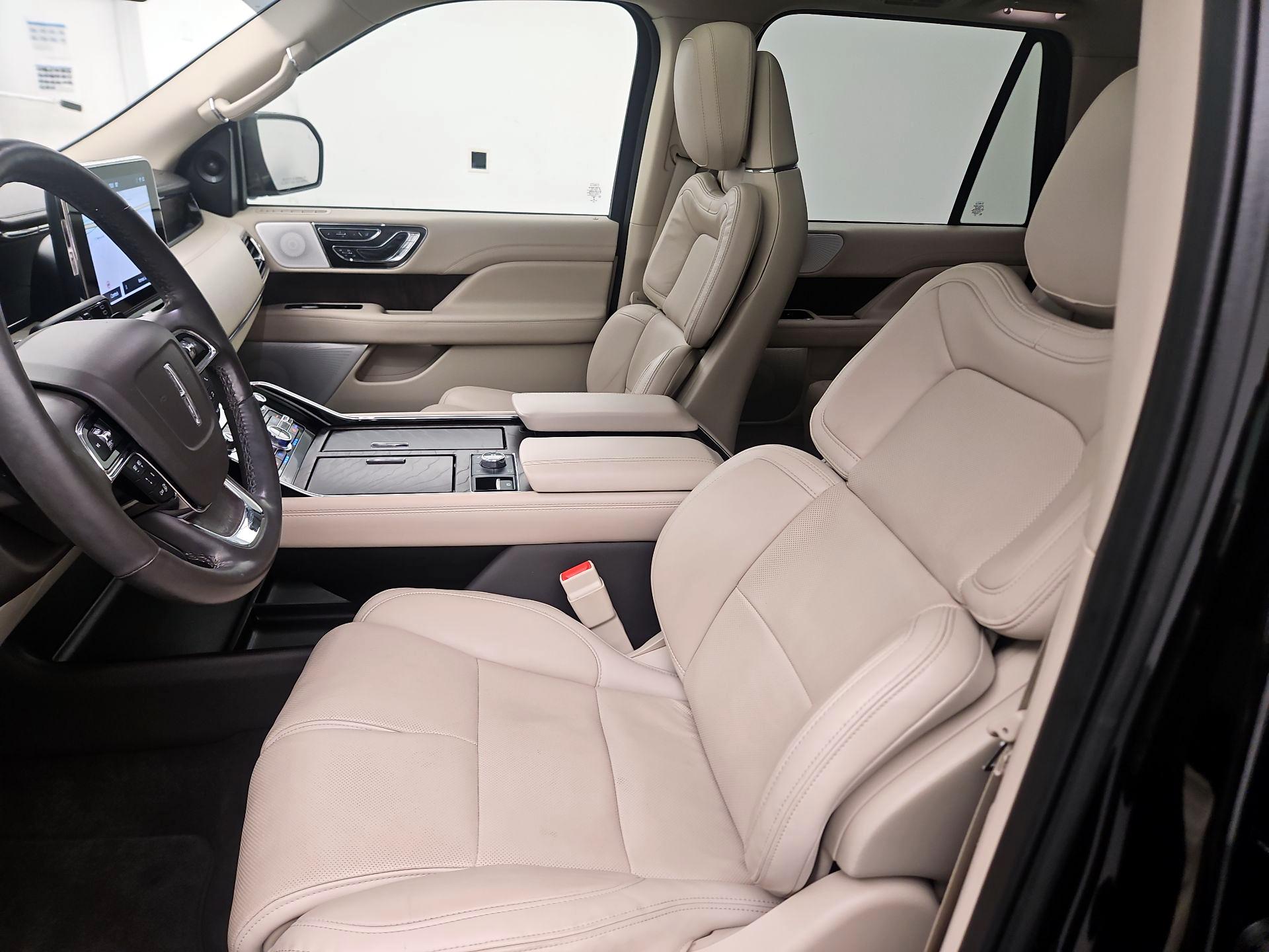 Thumbnail: 2021 Lincoln Navigator L - 9