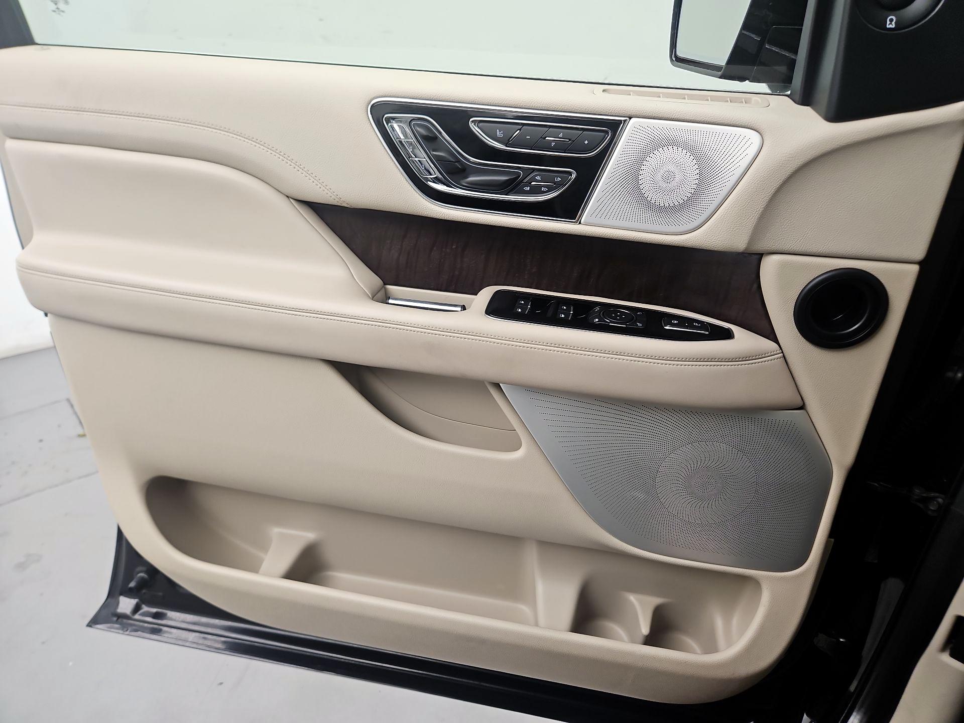 Thumbnail: 2021 Lincoln Navigator L - 10