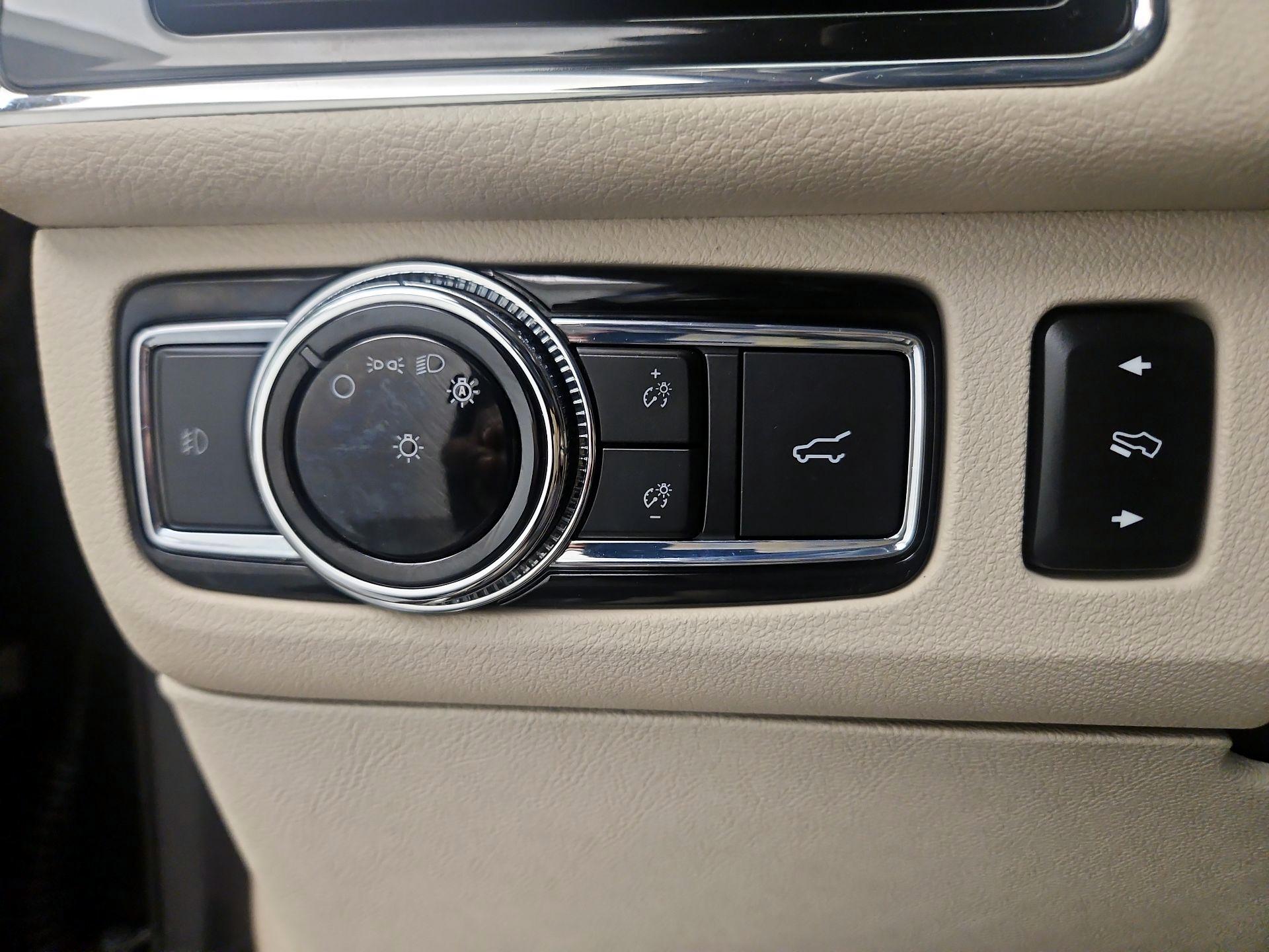Thumbnail: 2021 Lincoln Navigator L - 11