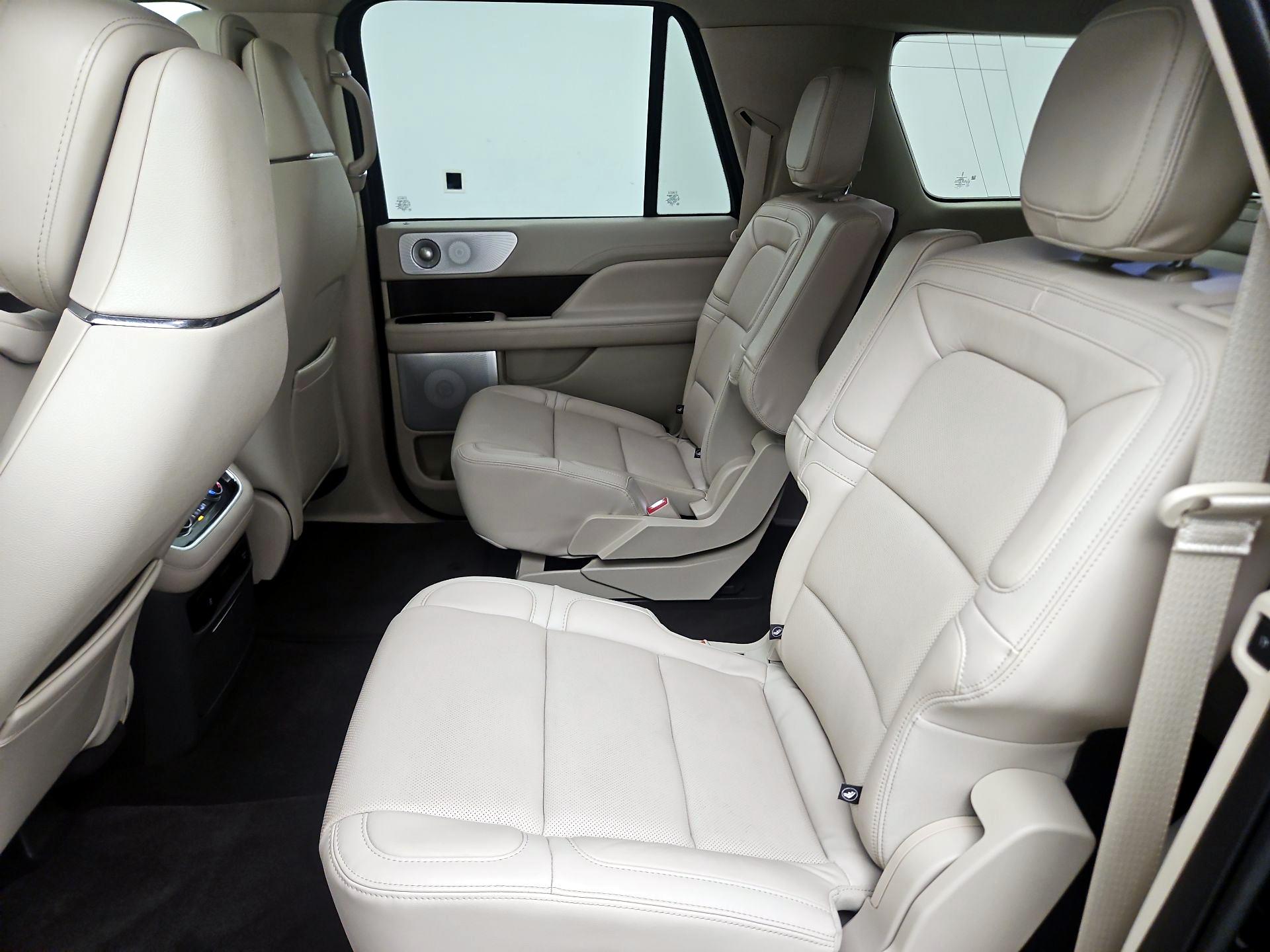 Thumbnail: 2021 Lincoln Navigator L - 19
