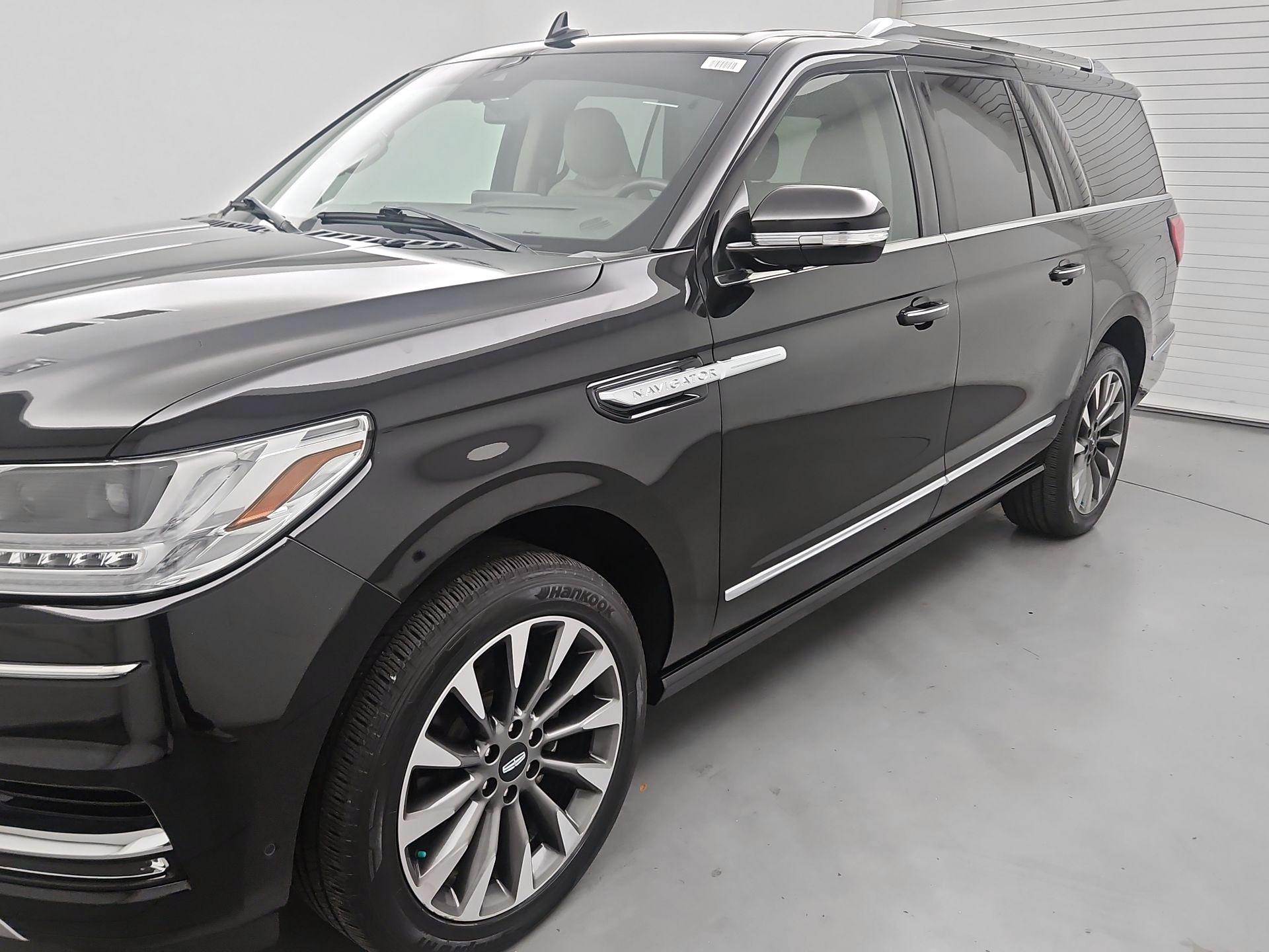 Thumbnail: 2021 Lincoln Navigator L - 3