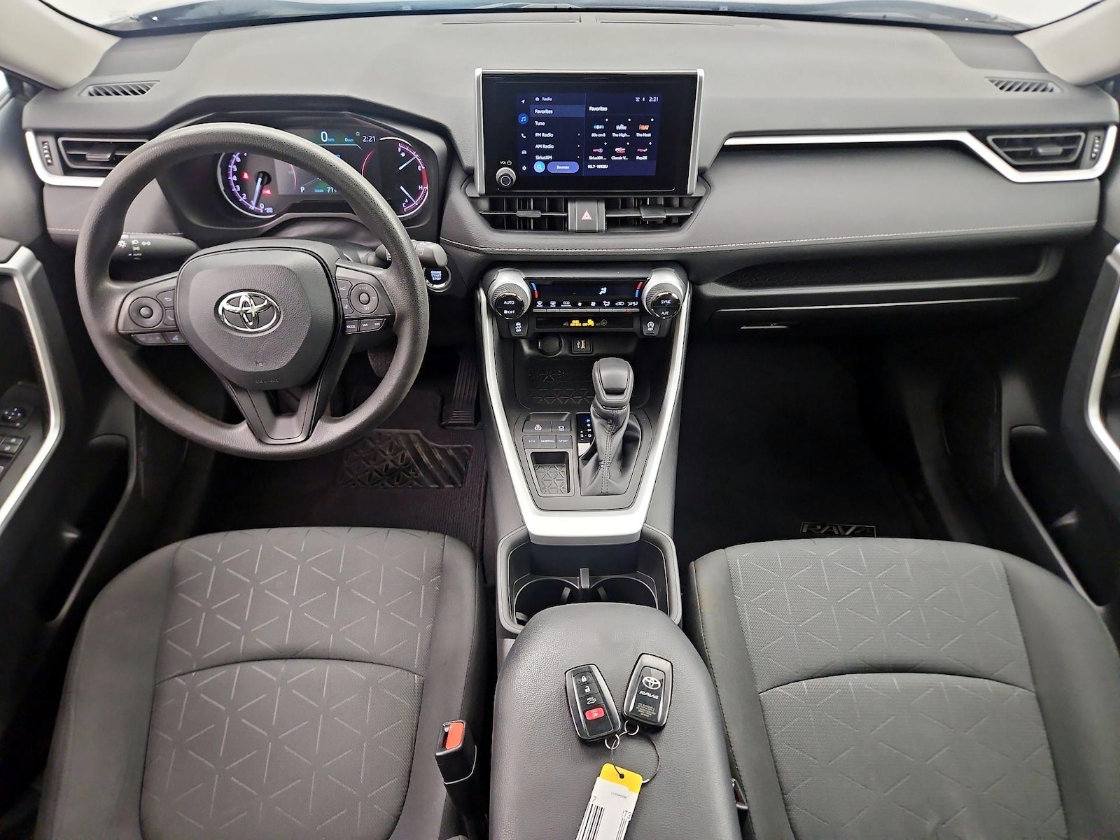 2023 Toyota RAV4 XLE - Photo 10