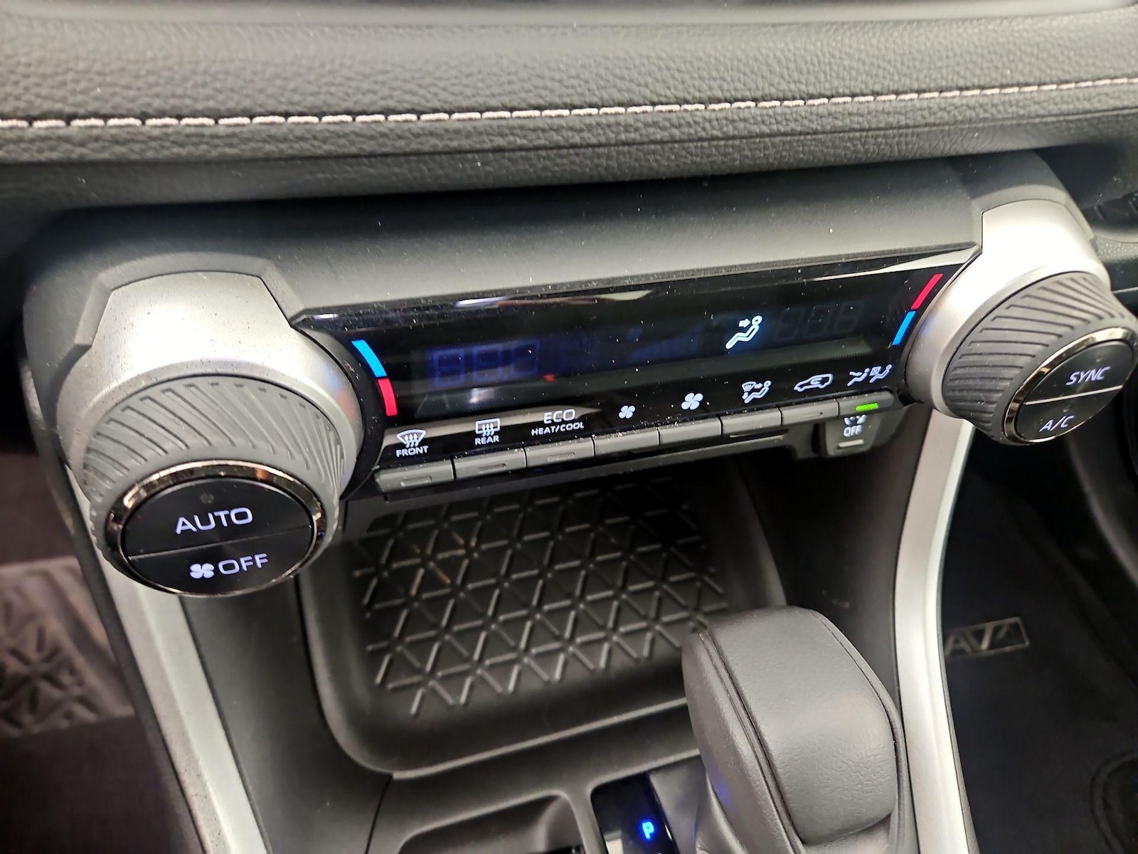 2023 Toyota RAV4 XLE - Photo 17