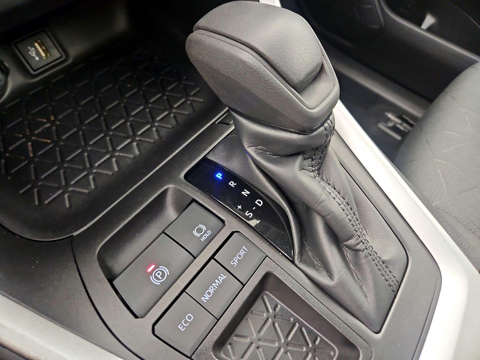 2023 Toyota RAV4 XLE - Photo 18