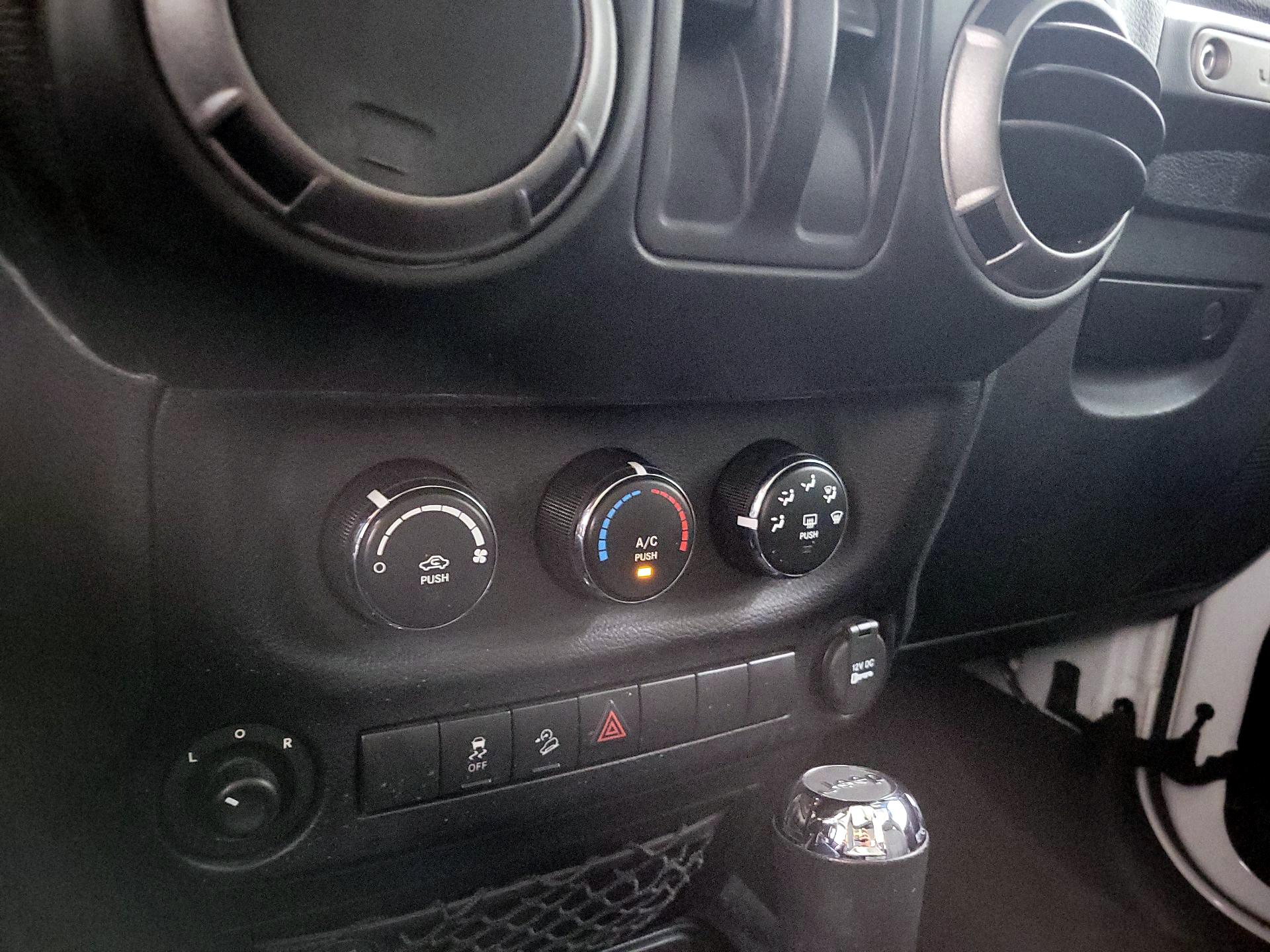 Thumbnail: 2015 Jeep Wrangler - 14