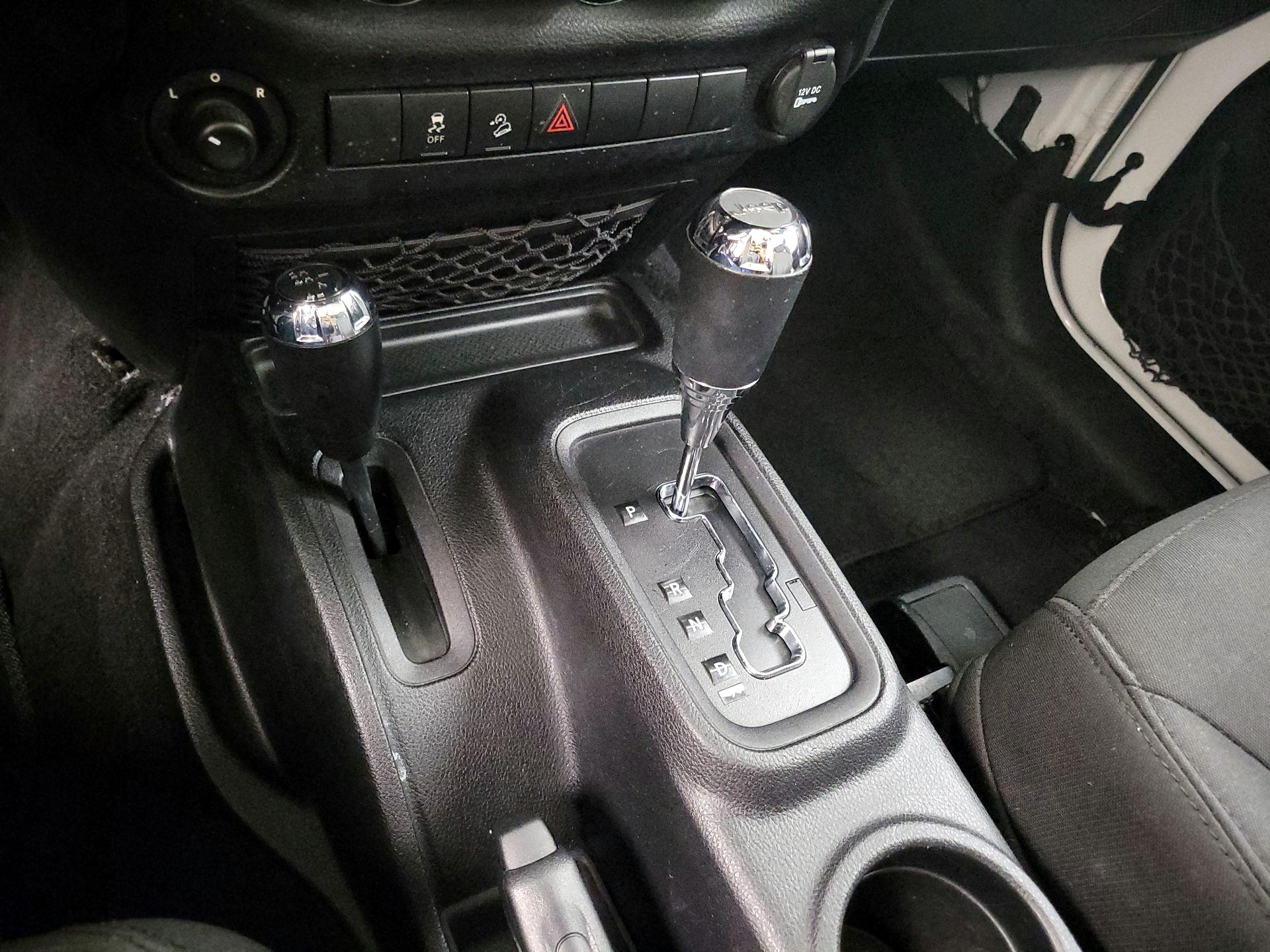 Thumbnail: 2015 Jeep Wrangler - 15