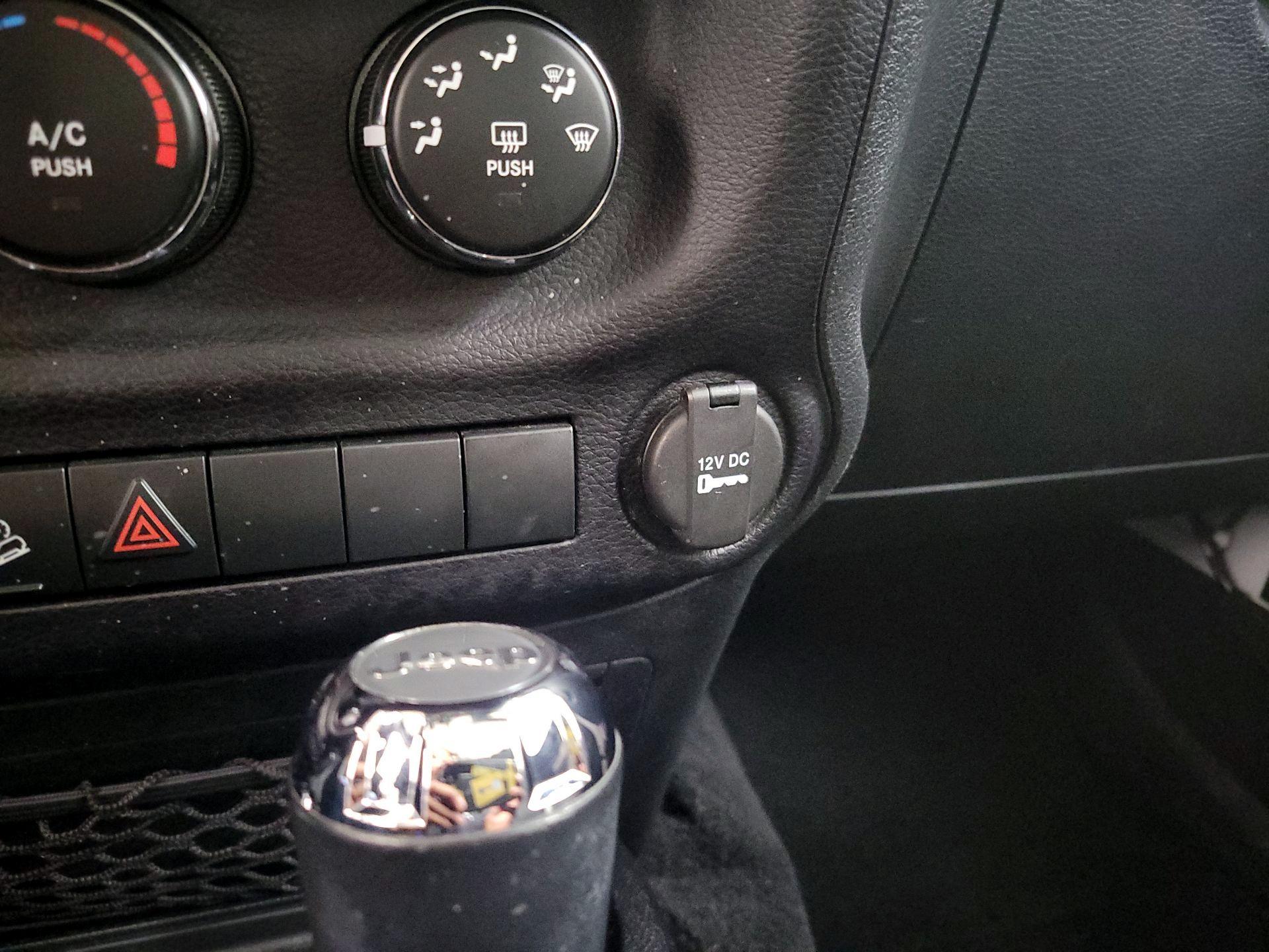 Thumbnail: 2015 Jeep Wrangler - 16