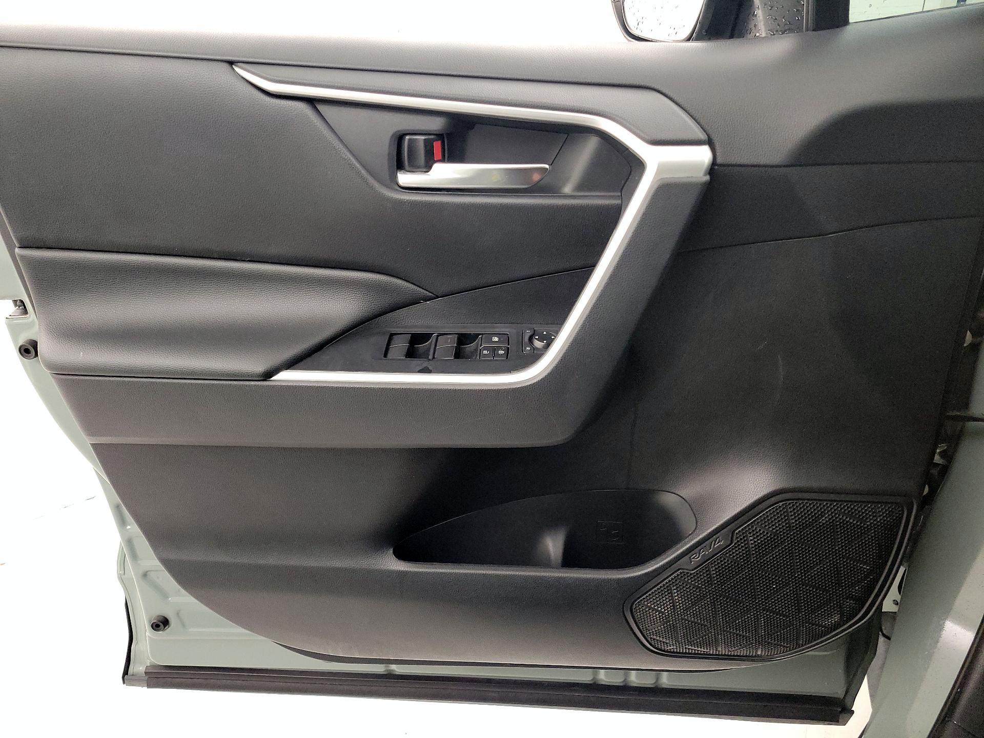 Thumbnail: 2019 Toyota RAV4 - 12