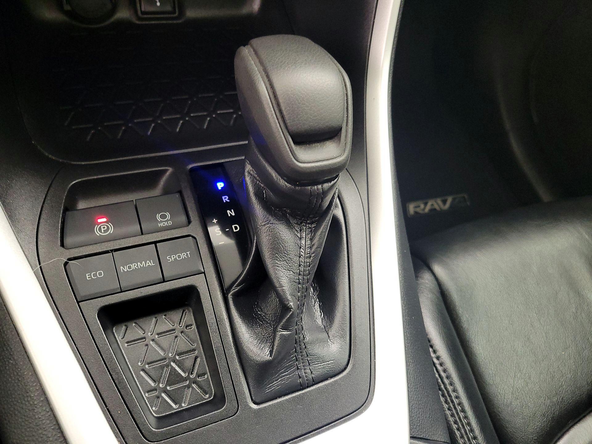 Thumbnail: 2021 Toyota RAV4 - 17