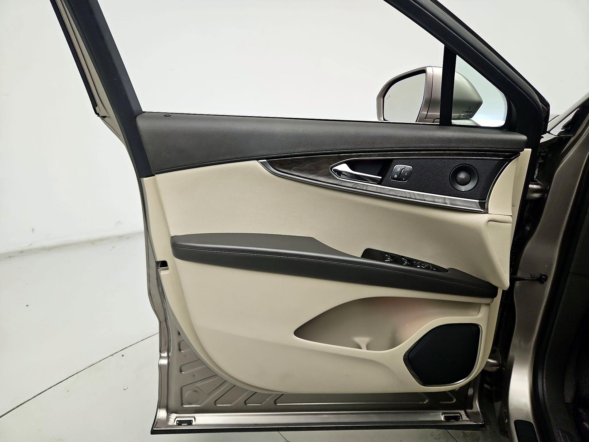 Thumbnail: 2019 Lincoln Nautilus - 12