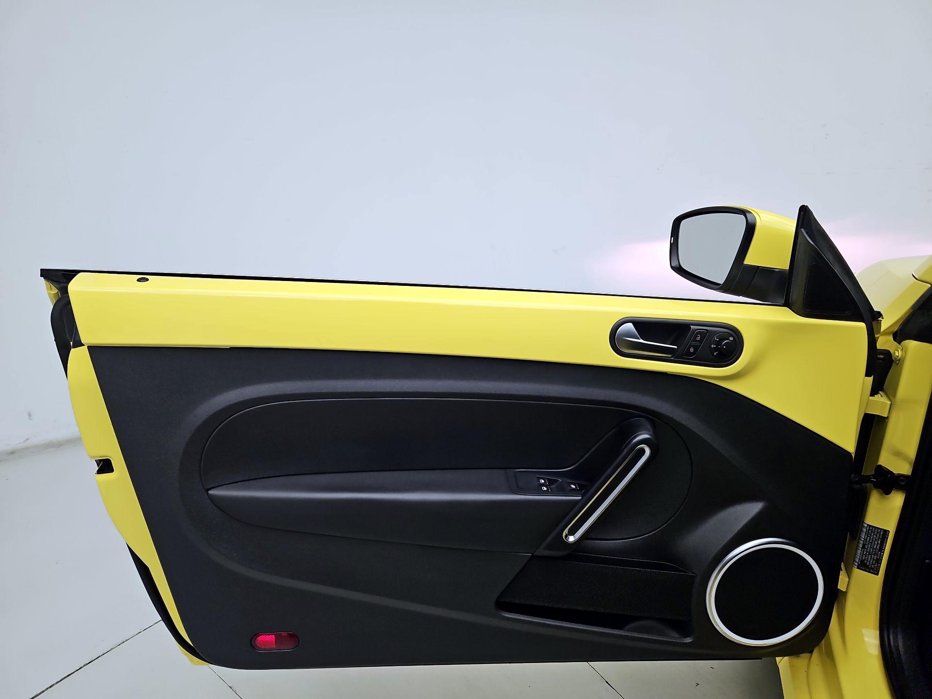 Thumbnail: 2014 Volkswagen Beetle - 12