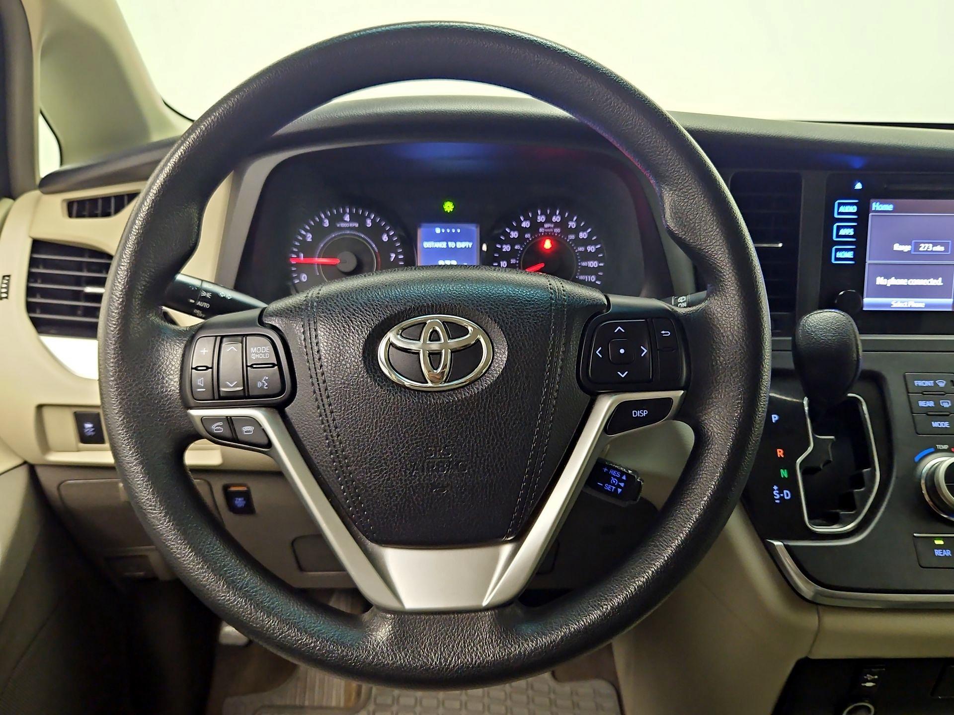 Thumbnail: 2015 Toyota Sienna - 10