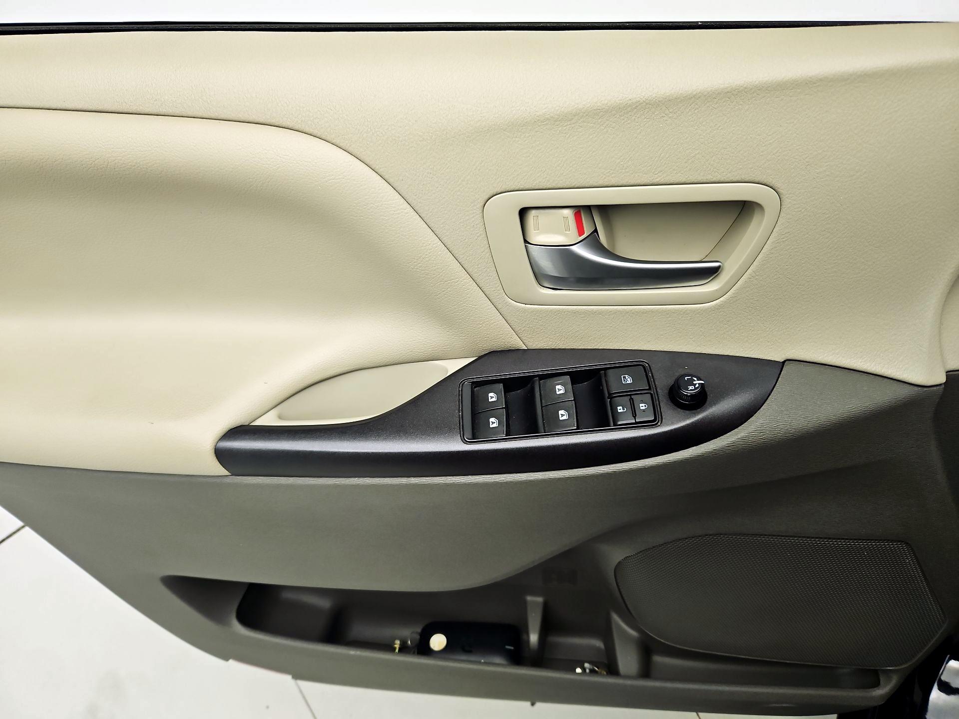 Thumbnail: 2015 Toyota Sienna - 12