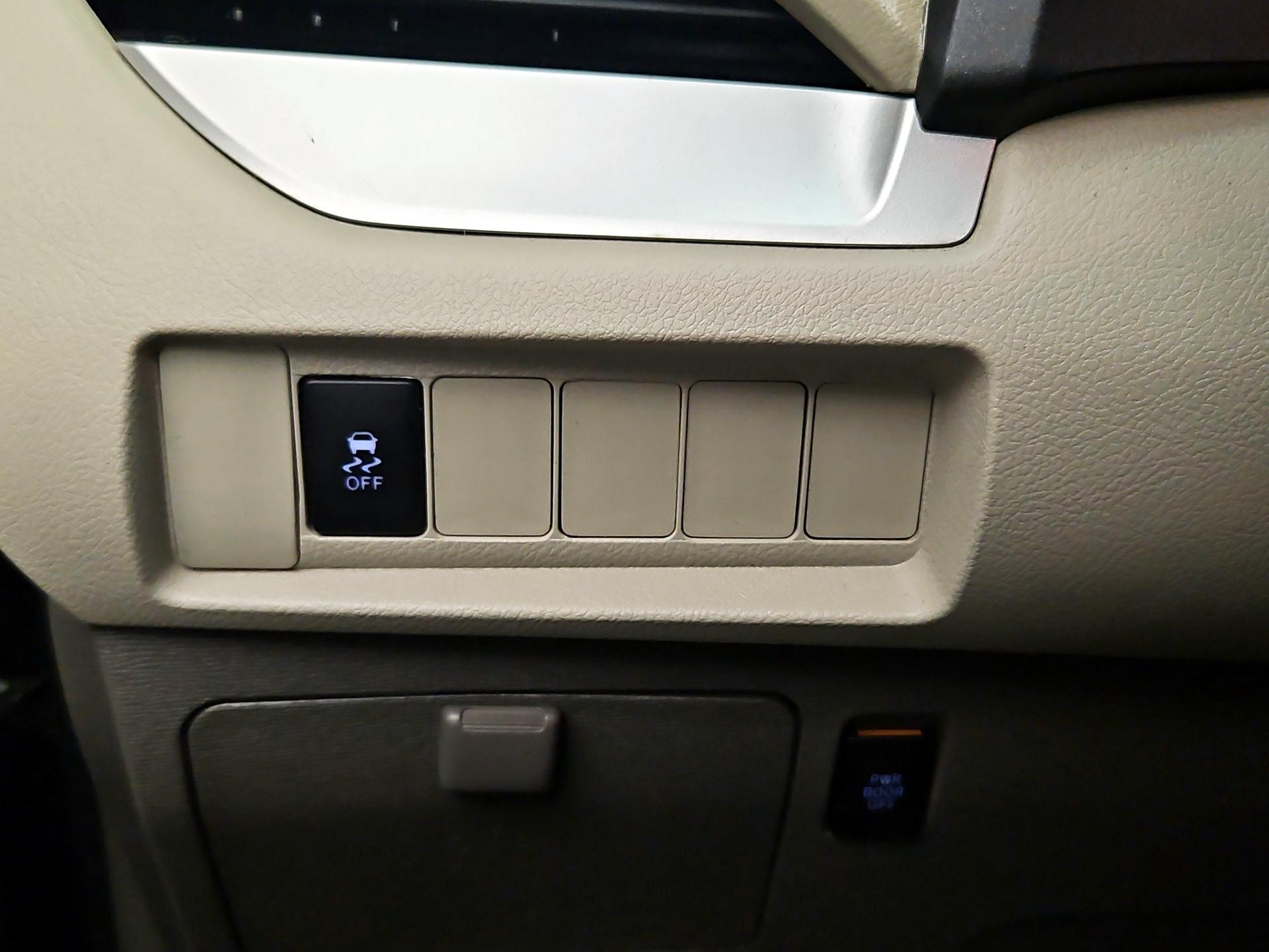 Thumbnail: 2015 Toyota Sienna - 13