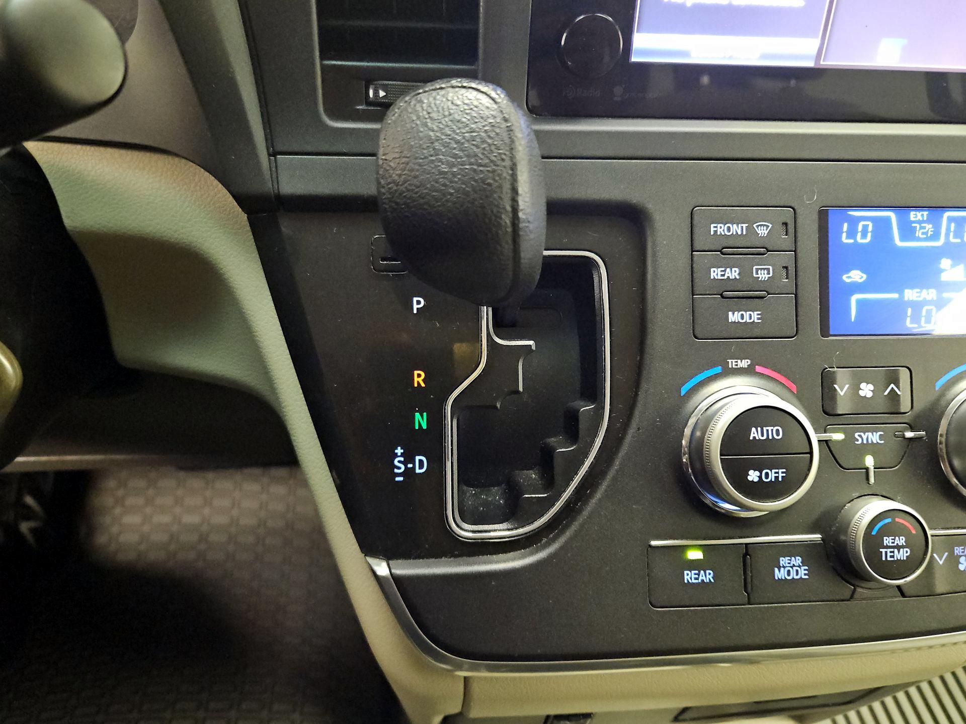 Thumbnail: 2015 Toyota Sienna - 17