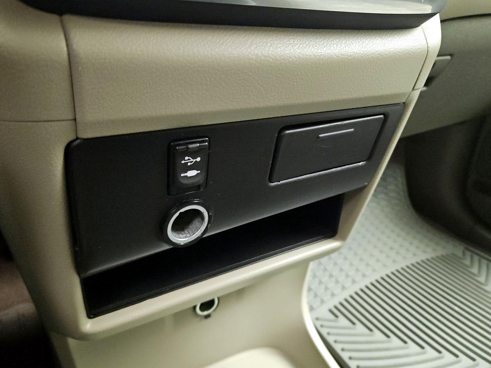 Thumbnail: 2015 Toyota Sienna - 18