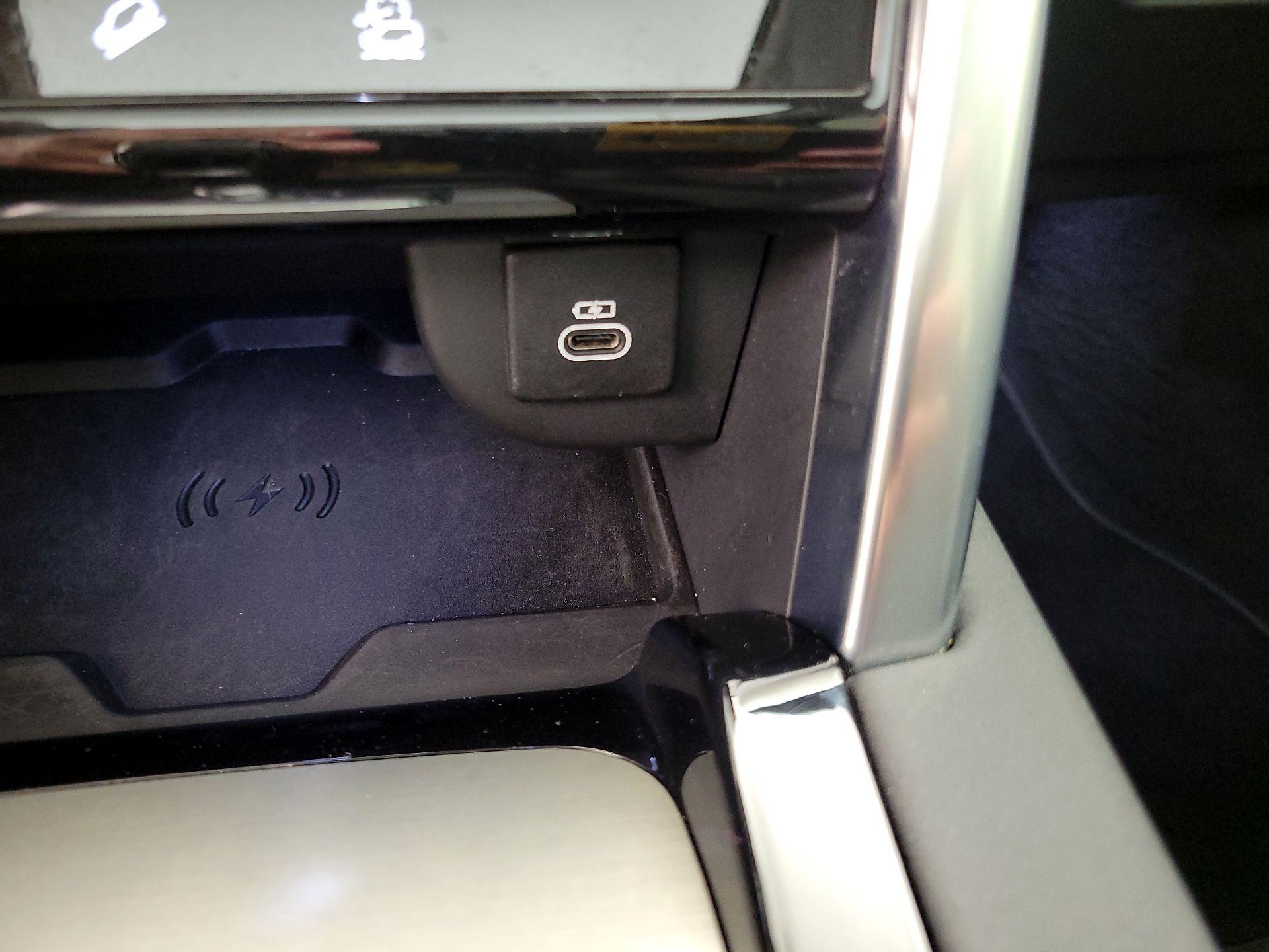 Thumbnail: 2023 Land Rover Discovery Sport - 19