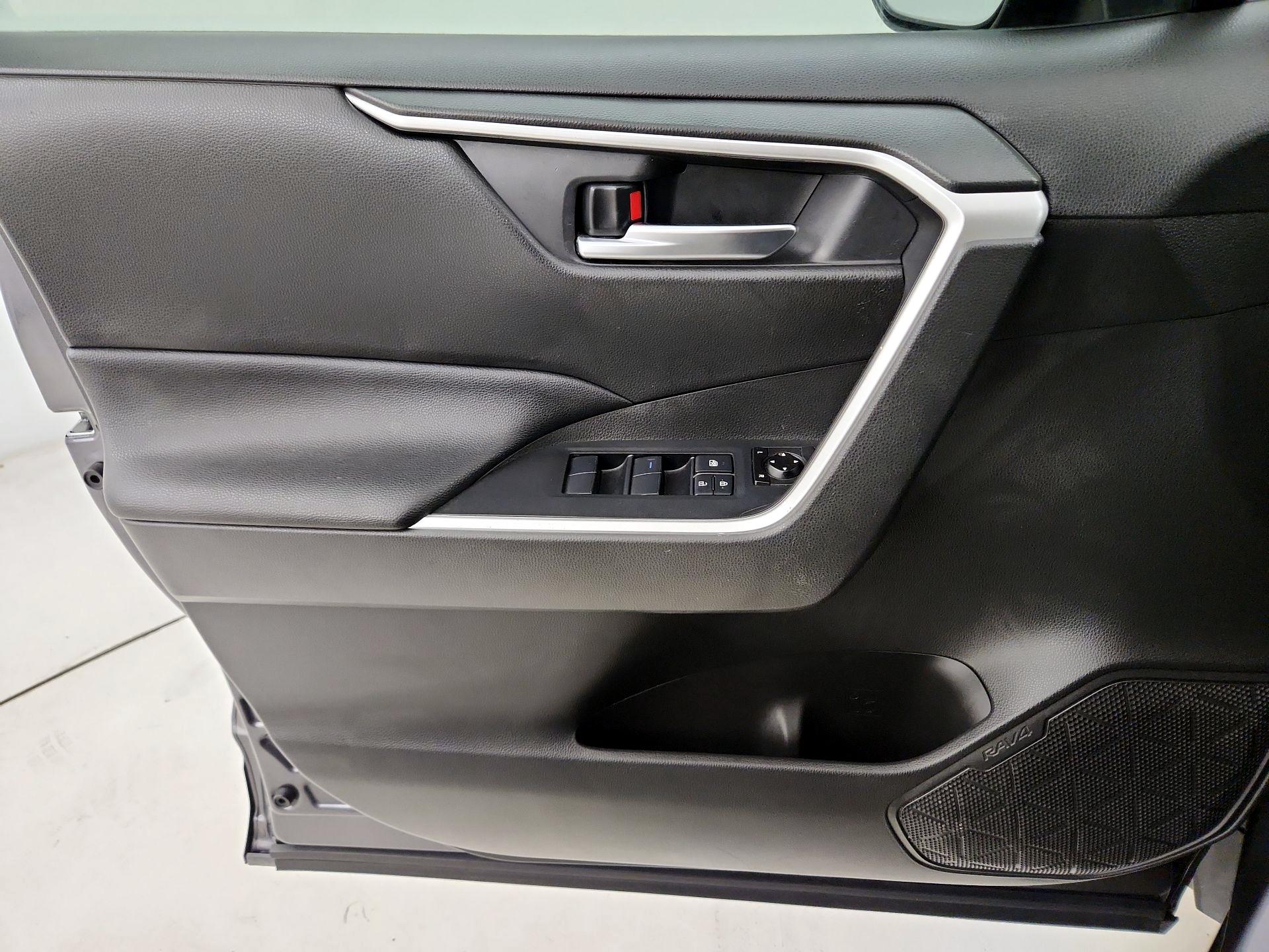 Thumbnail: 2020 Toyota RAV4 - 12