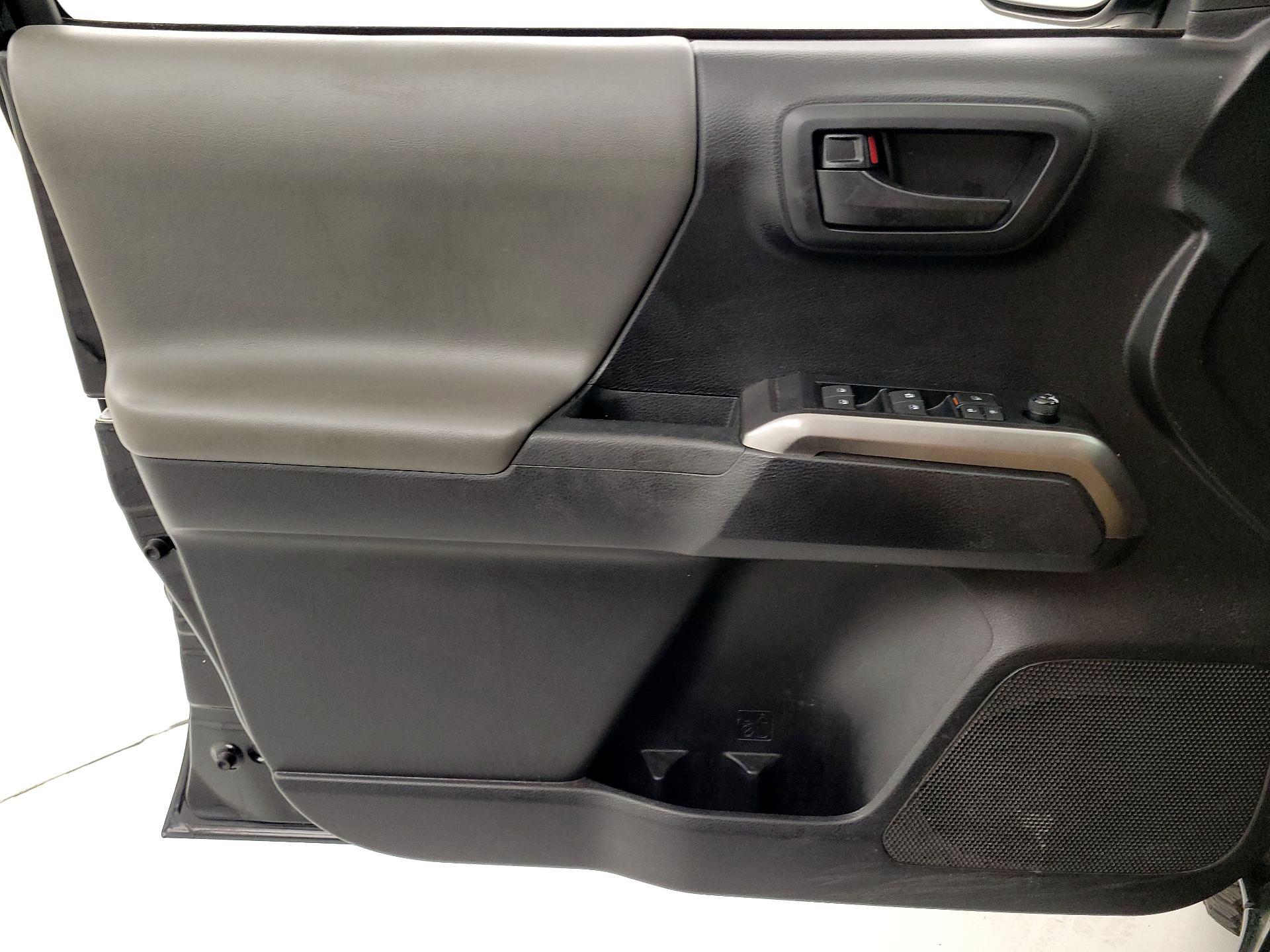 Thumbnail: 2020 Toyota Tacoma - 12