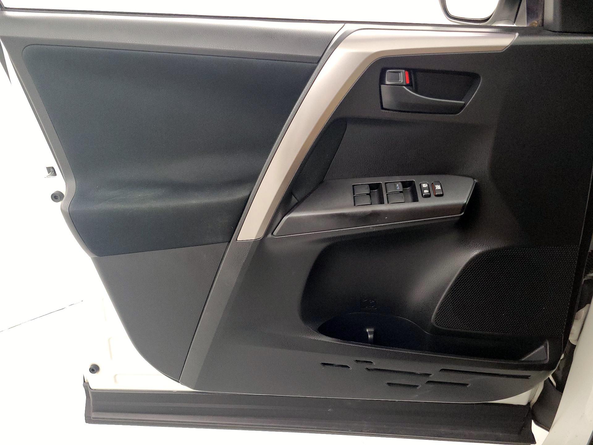 Thumbnail: 2018 Toyota RAV4 - 12