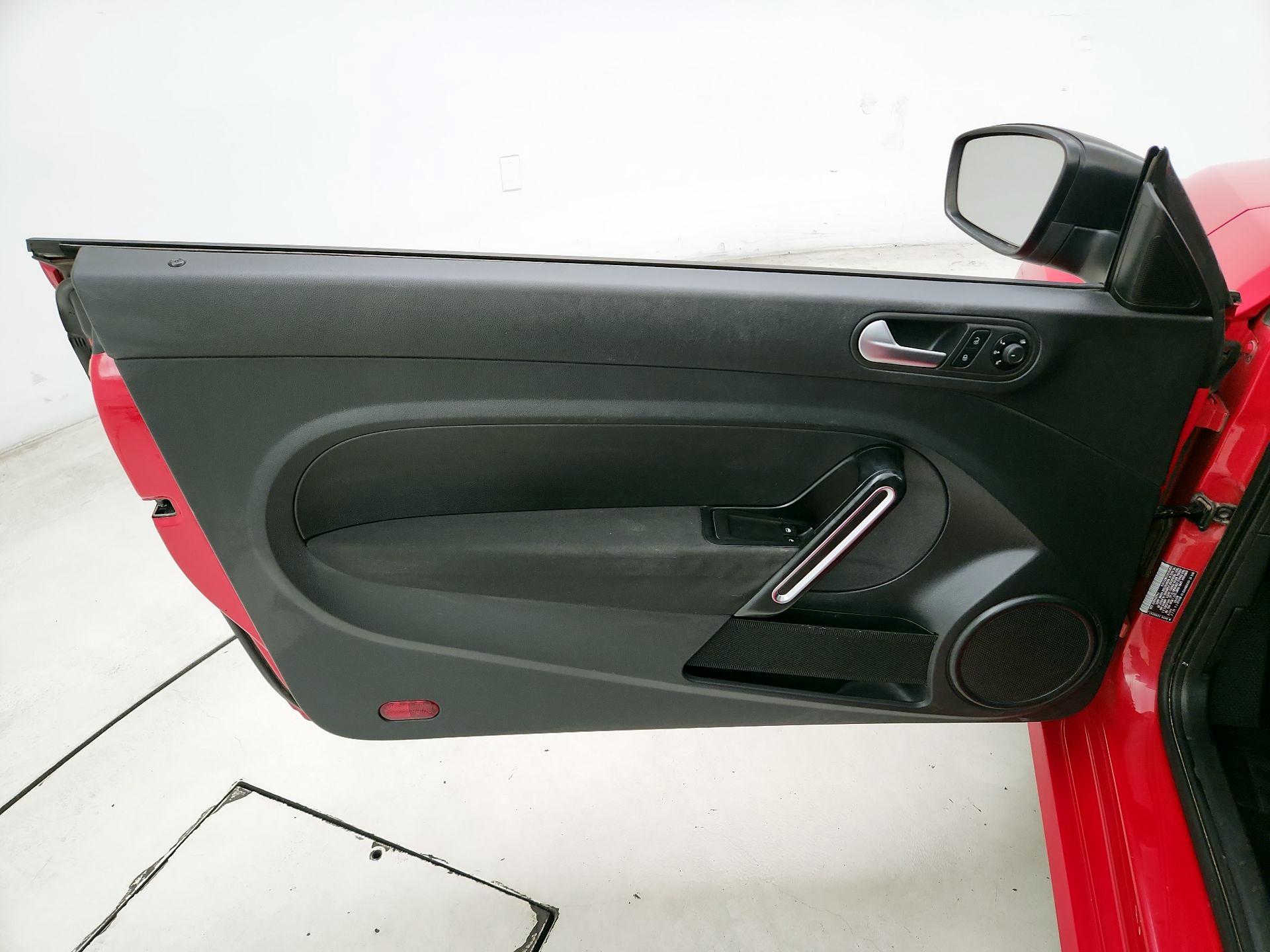 Thumbnail: 2018 Volkswagen Beetle - 12