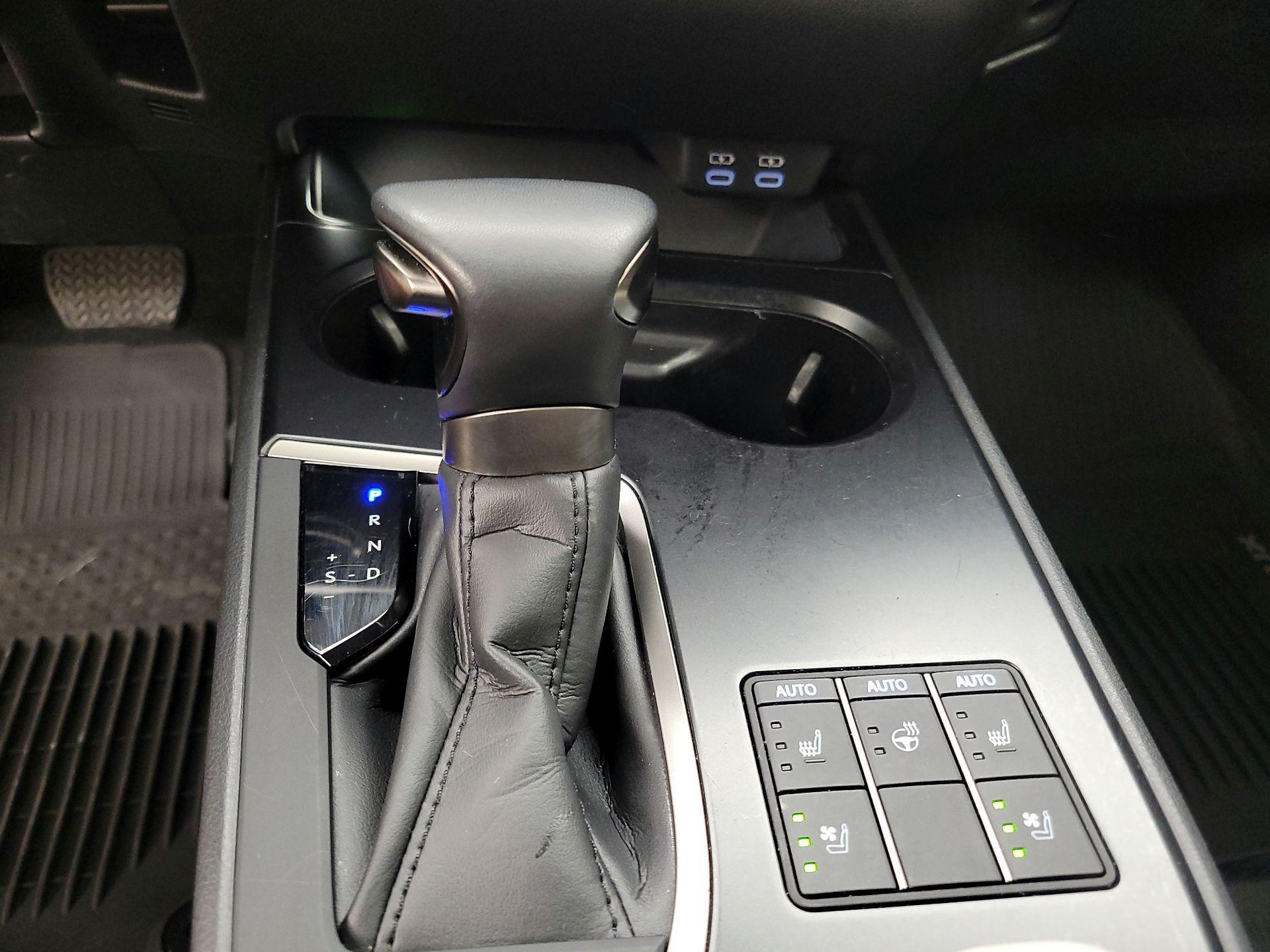 Thumbnail: 2023 Lexus UX - 17